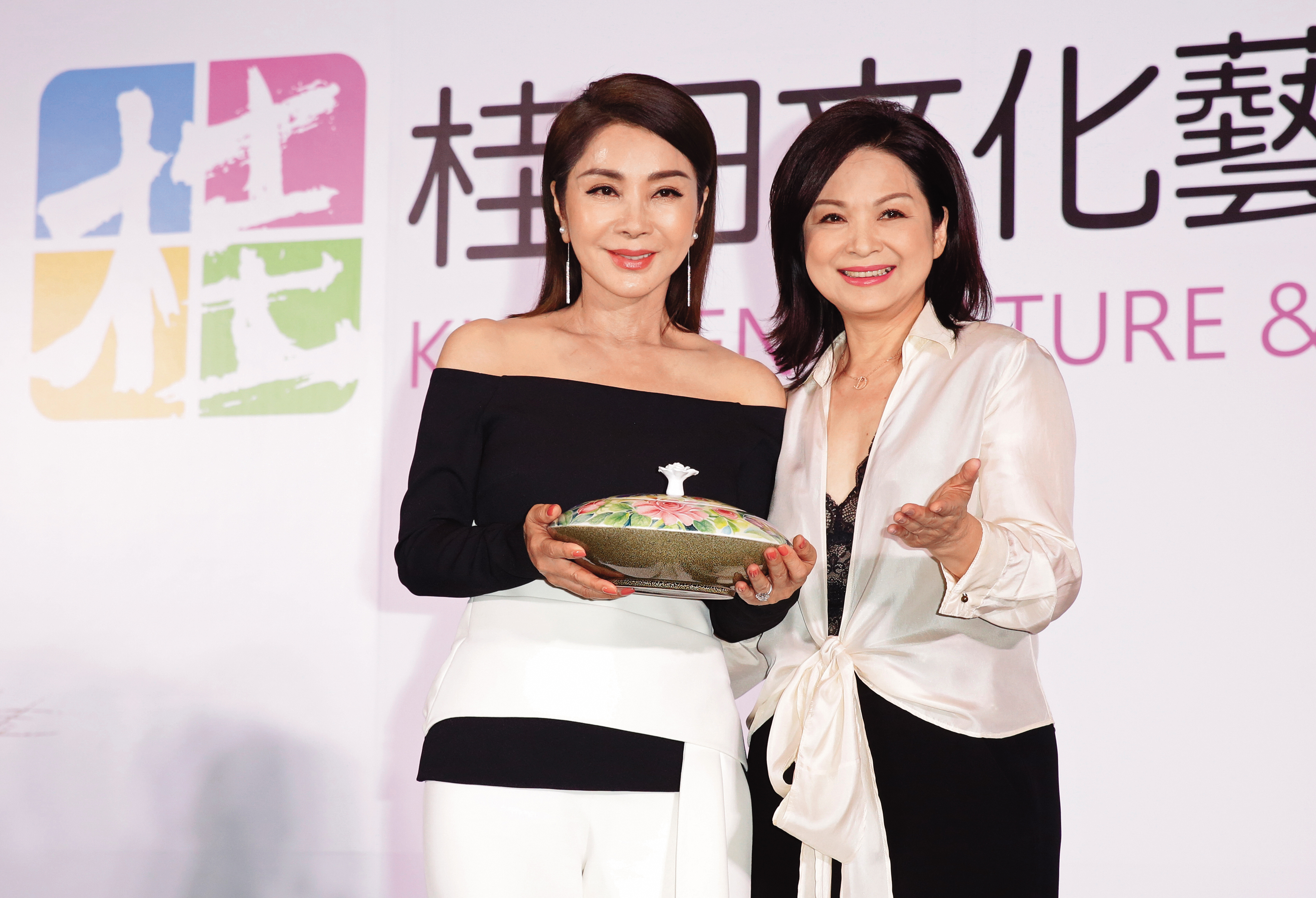 楊貴媚(右)擔任「桂田文化藝術基金會」執行長,陳美鳳(左)站台力挺。