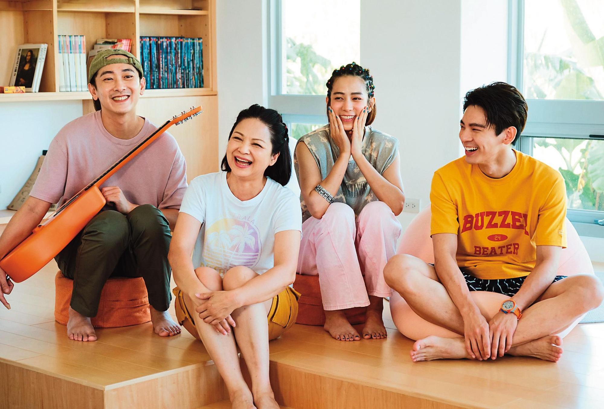 楊貴媚（左二）、温貞菱（右二）、林柏宏（右一）一起主持實境節目《阮三个》。