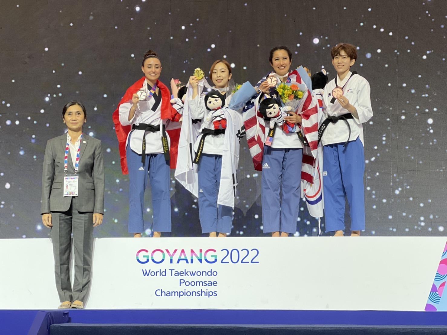選手高温俐婷,在30-40歲組女子個人賽中,脫穎而出,勇奪銅牌,與金銀牌選手合照。(選手提供)