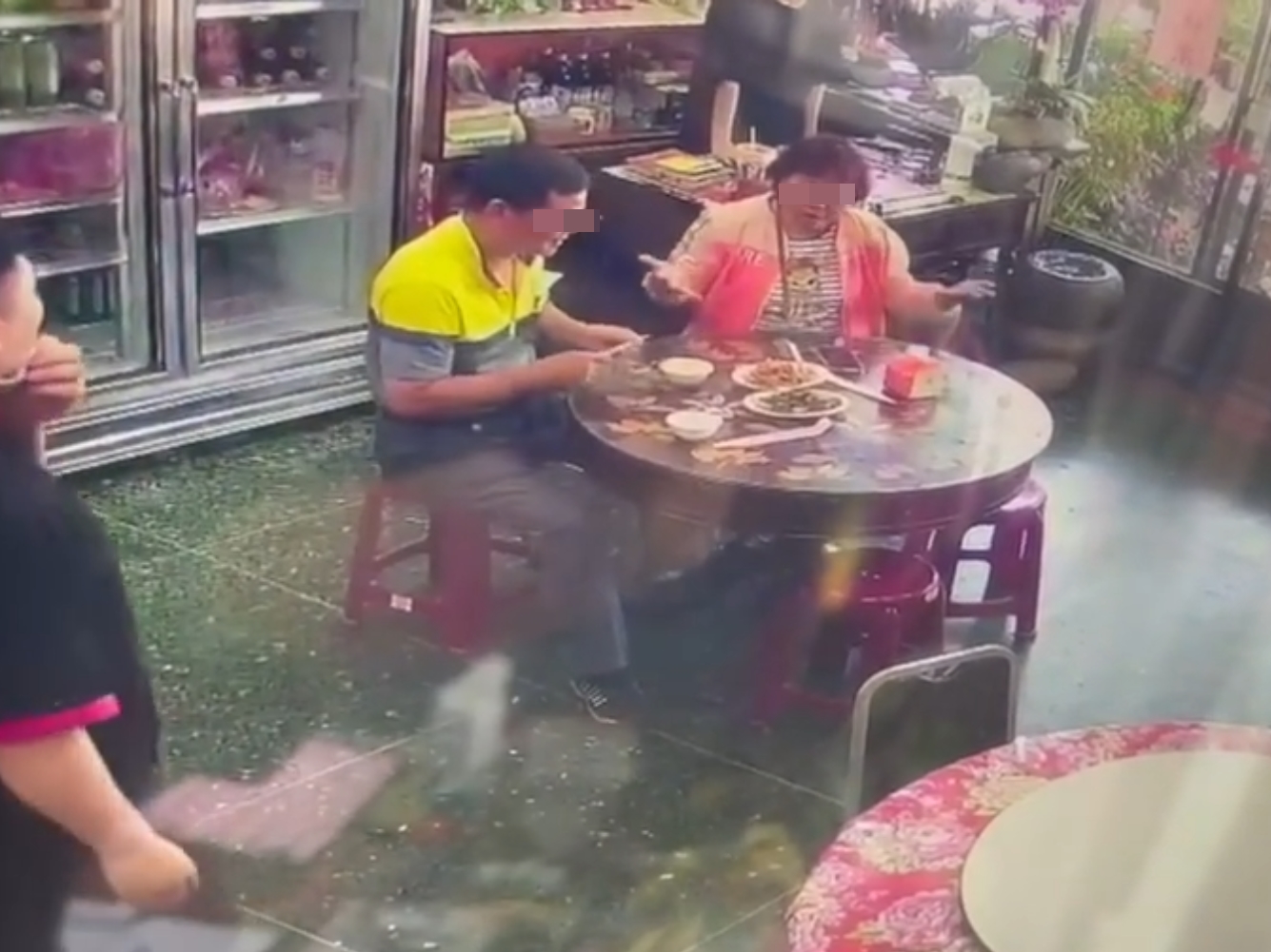 婦人吃到一半突然咆哮：「我吃半碗白飯也要付20塊嗎？真是上了賊船！」（翻攝臉書社團「爆料公社二社」）