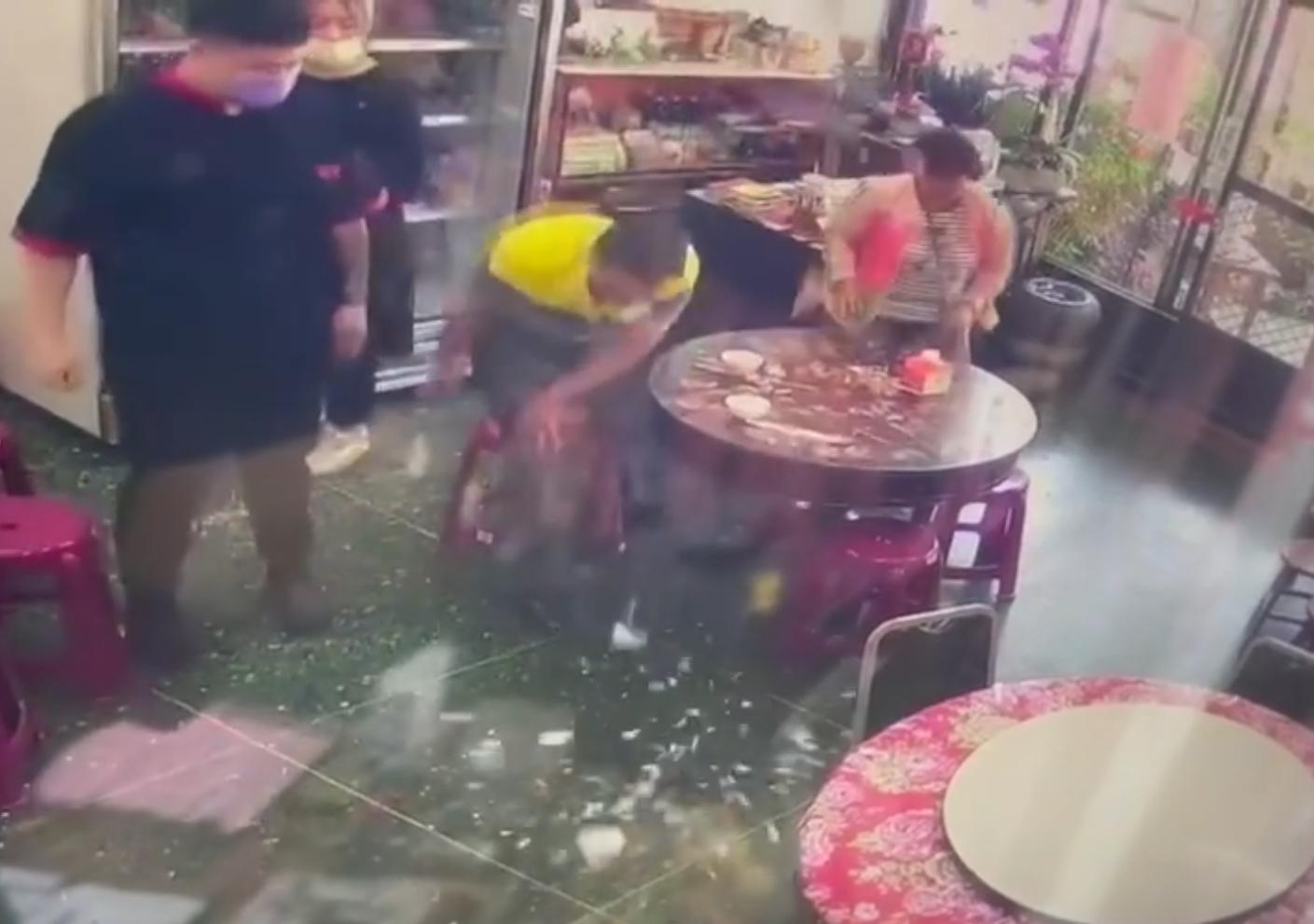 婦人咆哮後，她老公突然暴怒抓起桌上菜盤往地上重摔。（翻攝臉書社團「爆料公社二社」）