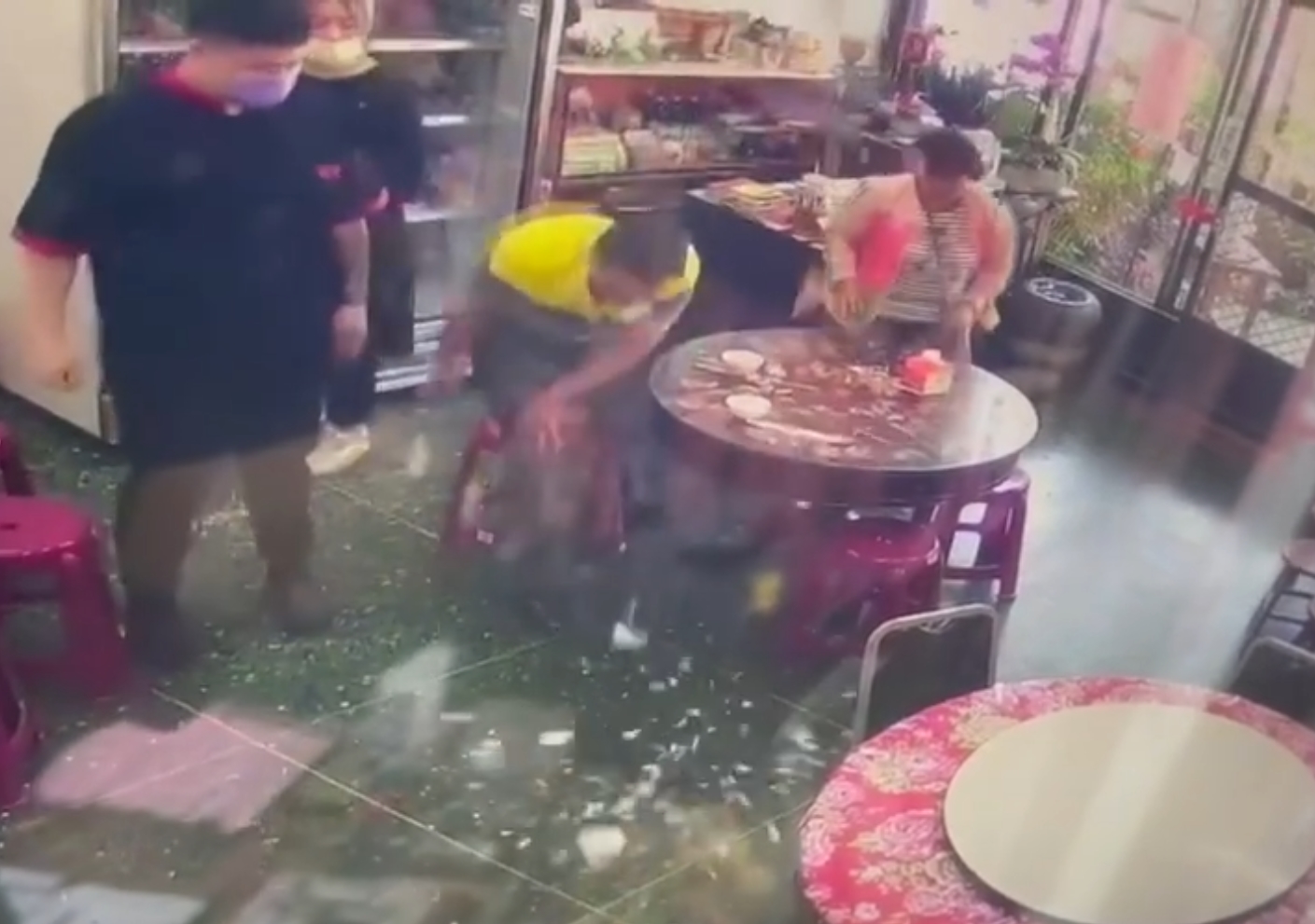 婦人咆哮後，她老公突然暴怒抓起桌上菜盤往地上重摔。（翻攝臉書社團「爆料公社二社」）