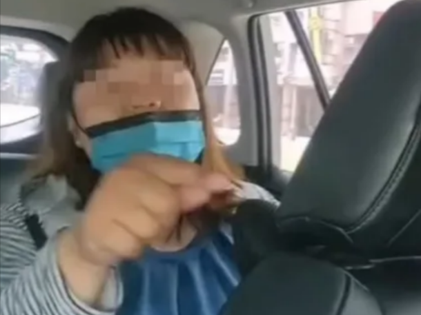 何女因搭乘計程車與司機起口角，用腳踹計程車司機座位，引起討論。（翻攝靠北高雄計程車）
