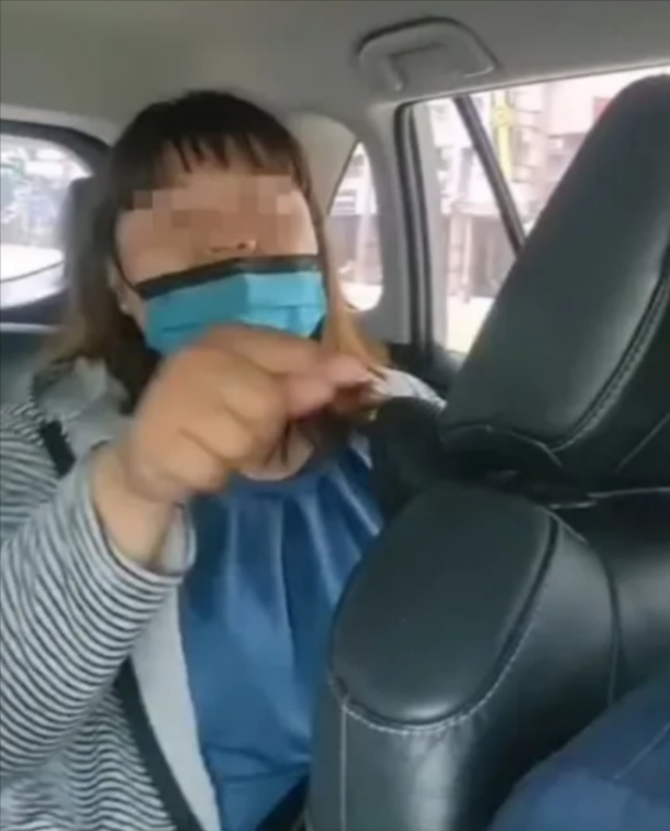 何女因搭乘計程車與司機起口角,用腳踹計程車司機座位,引起討論。(翻攝靠北高雄計程車)