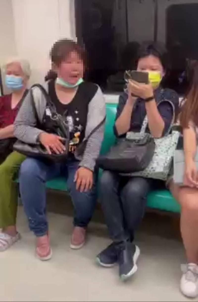 何女被網友封為高雄版「女無影腳」，現又遭網友指控，脫罩向其他乘客借錢。（翻攝我是楠梓人）