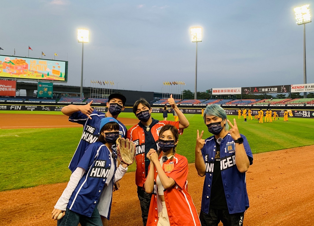 《飢餓》主持群到台中洲際棒球場錄影。（中視）