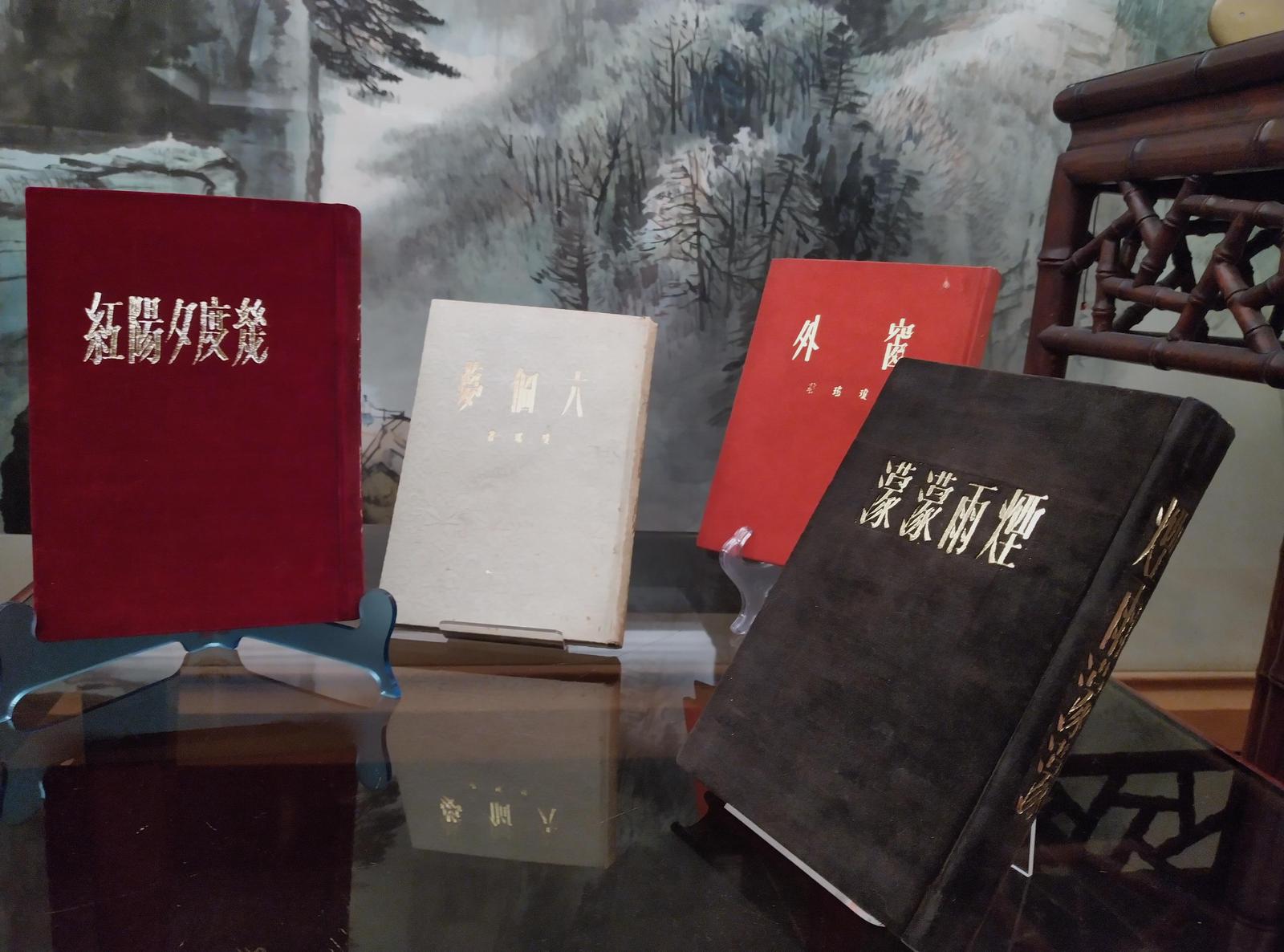 可園最後巡禮展出的絲絨精裝紀念封面作品。（瓊瑤故事館籌備處提供）