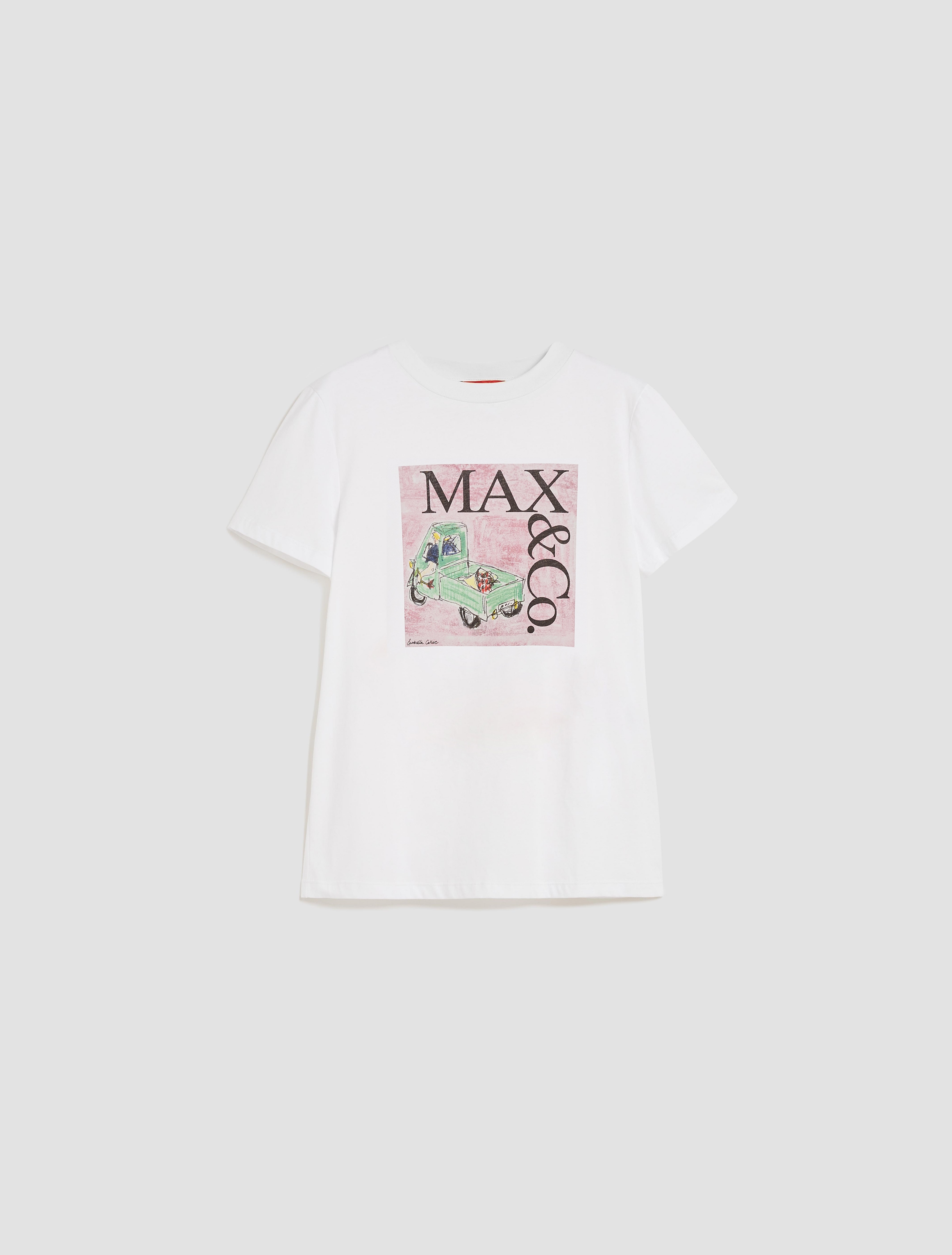 《華麗的冒險》插圖方型LOGO T-shirt NT$7,900 MAX&Co. (MAX&Co.提供)