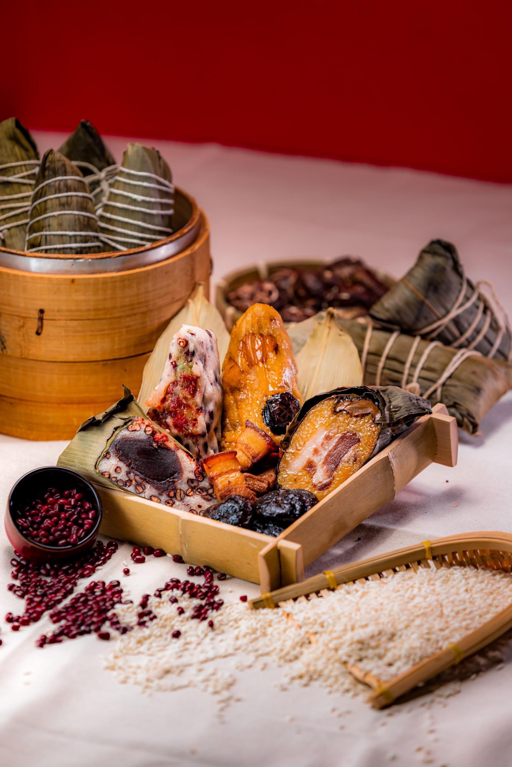 「紅豆鬆糕粽」(左)與「湖州粽」(右)都出自圓苑主廚之手,是最經典的江浙滋味。(880元/6粒,2種口味各3粒)