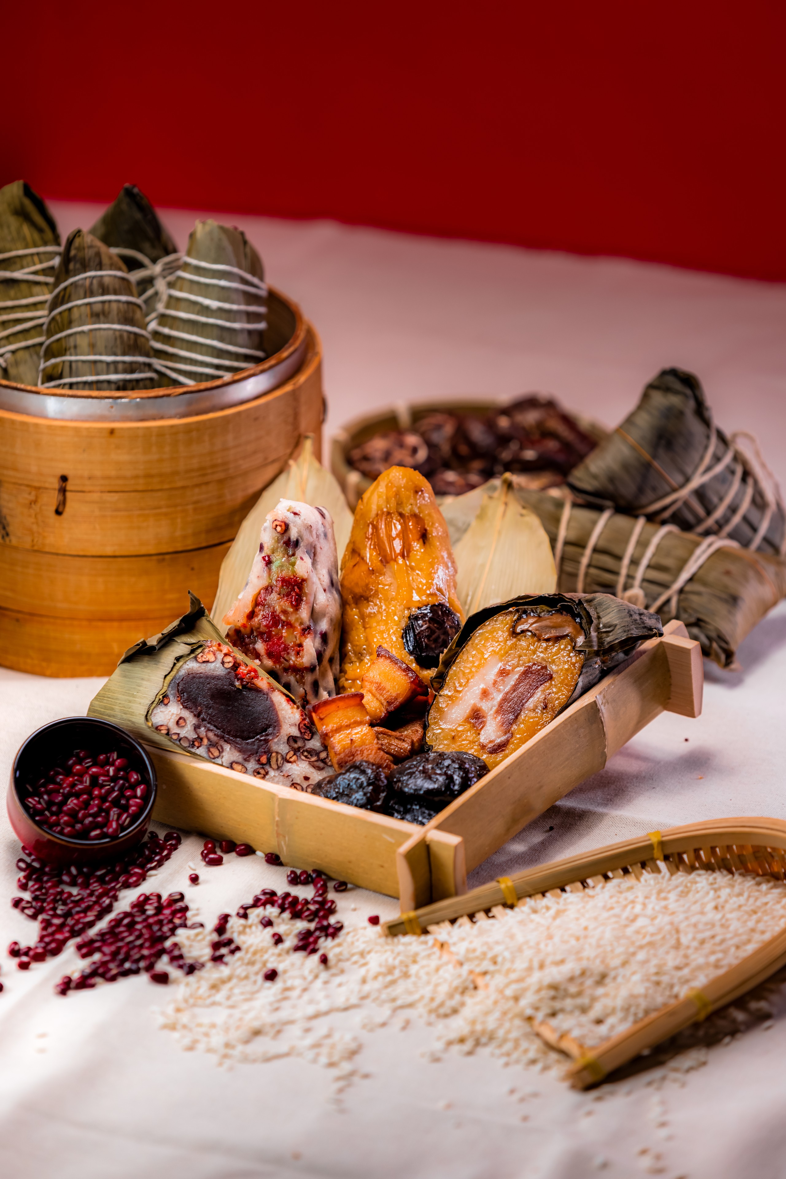 「紅豆鬆糕粽」（左）與「湖州粽」（右）都出自圓苑主廚之手，是最經典的江浙滋味。（880元／6粒，2種口味各3粒）