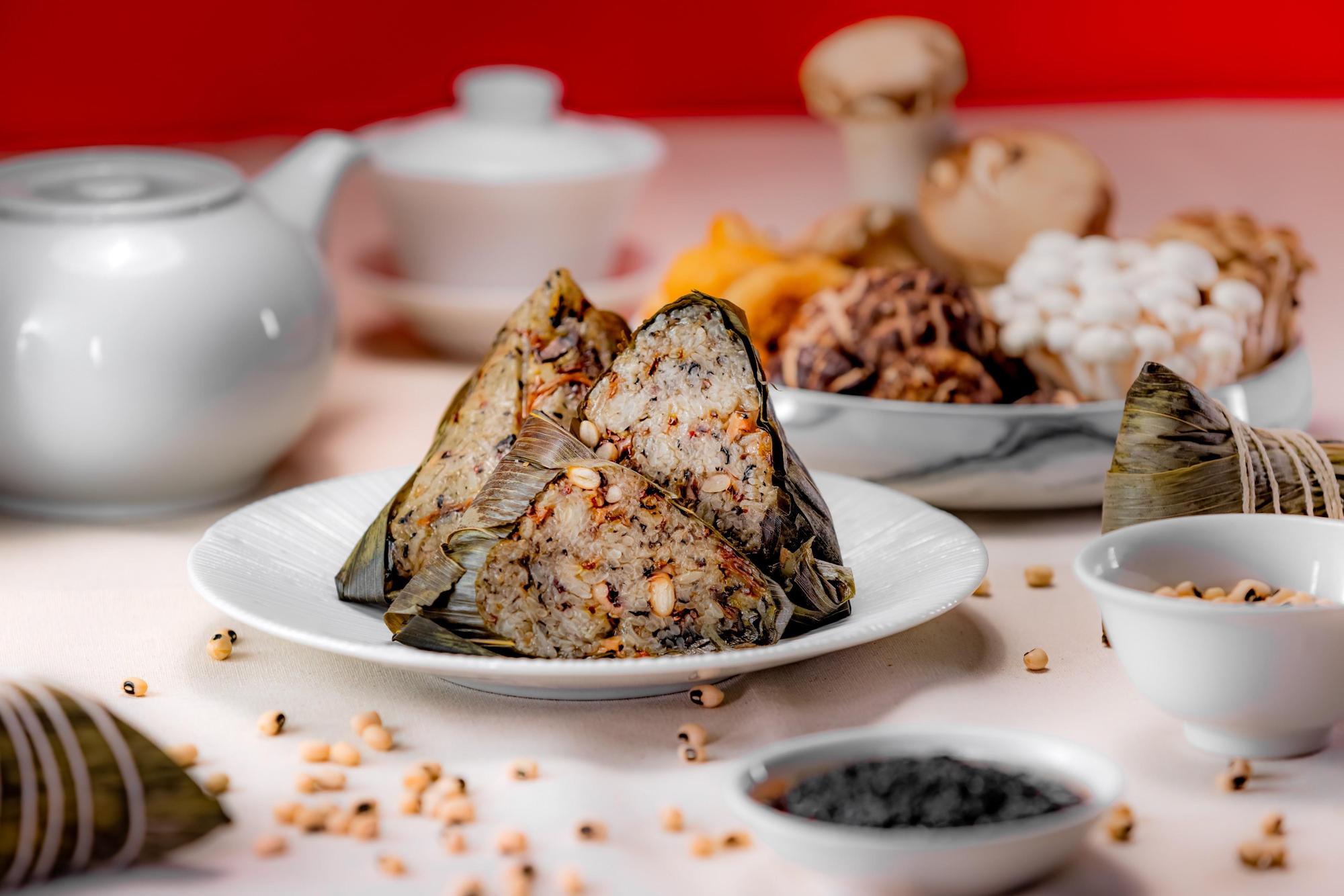 滋味非常豐富的「黑松露百菇粽」也很受歡迎。(1,280元/6粒)
