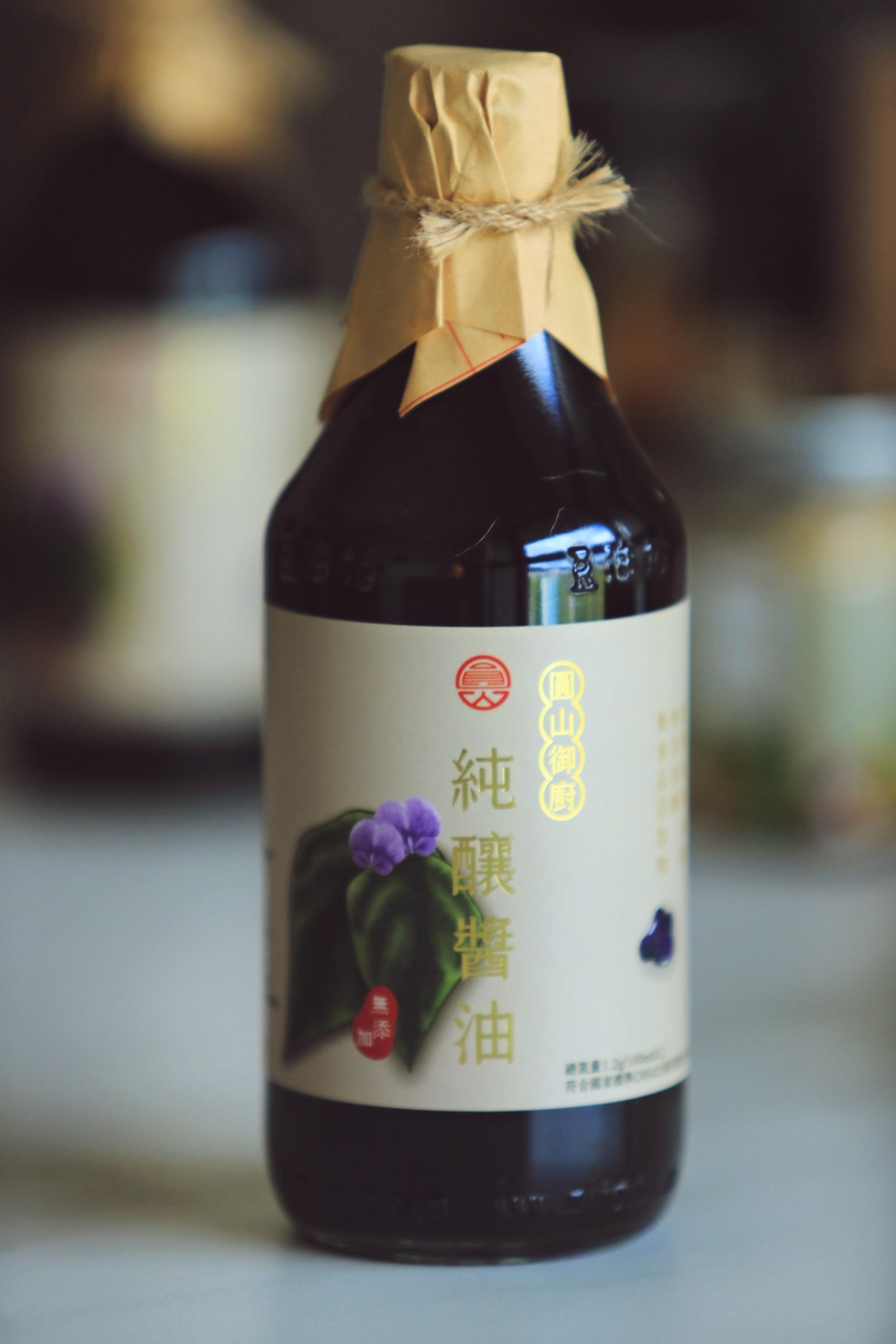 《圓山大飯店健康珍鮮系列調味品》的「圓山御廚無添加純釀醬油」是100%純釀造原豆醬油。(320元/瓶)