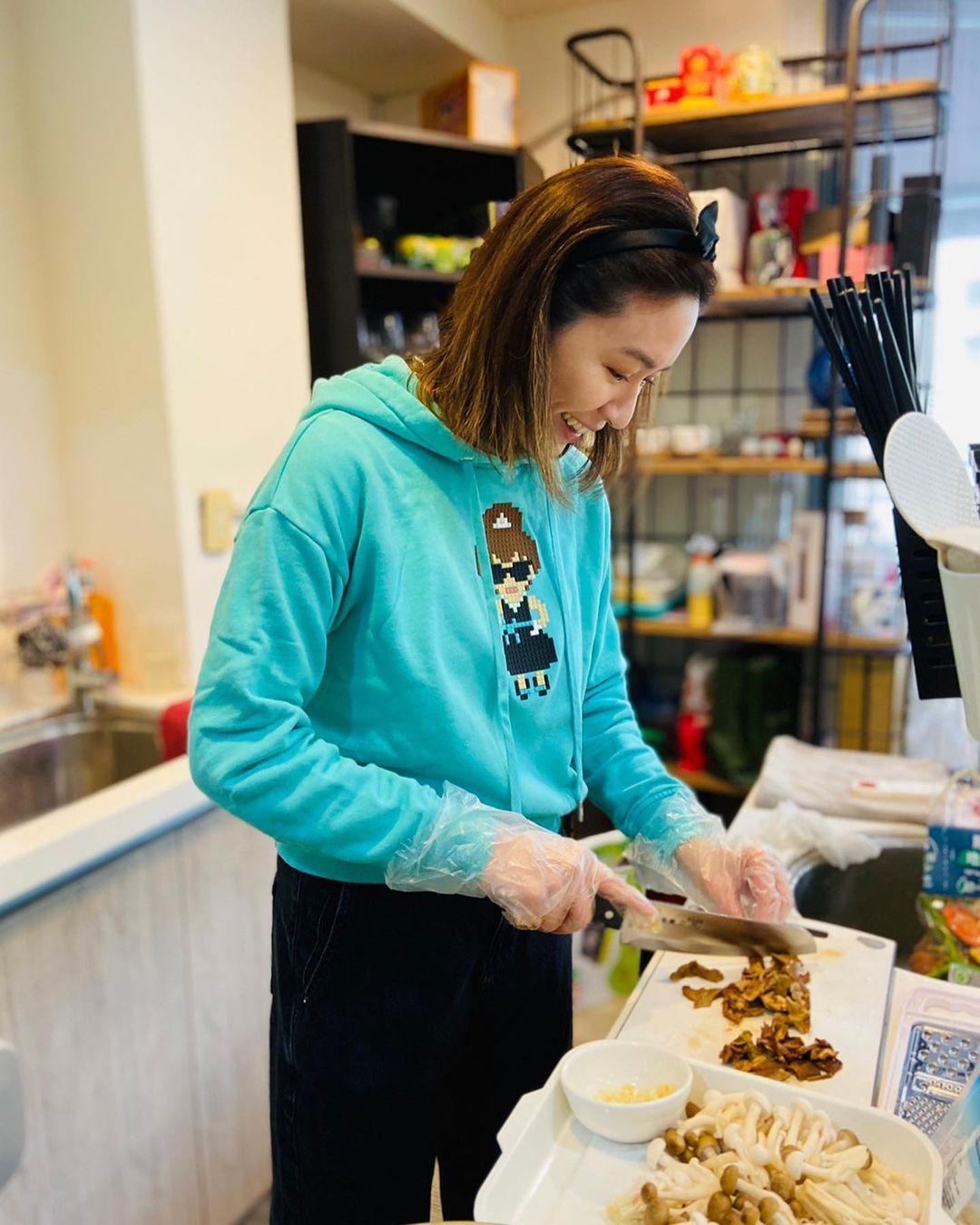 平常就愛吃美食的蔡依珊，也喜歡自己動手料理，她喊話在疫情的壓力下，做些自己喜愛的事舒壓。（翻攝自蔡依珊臉書）