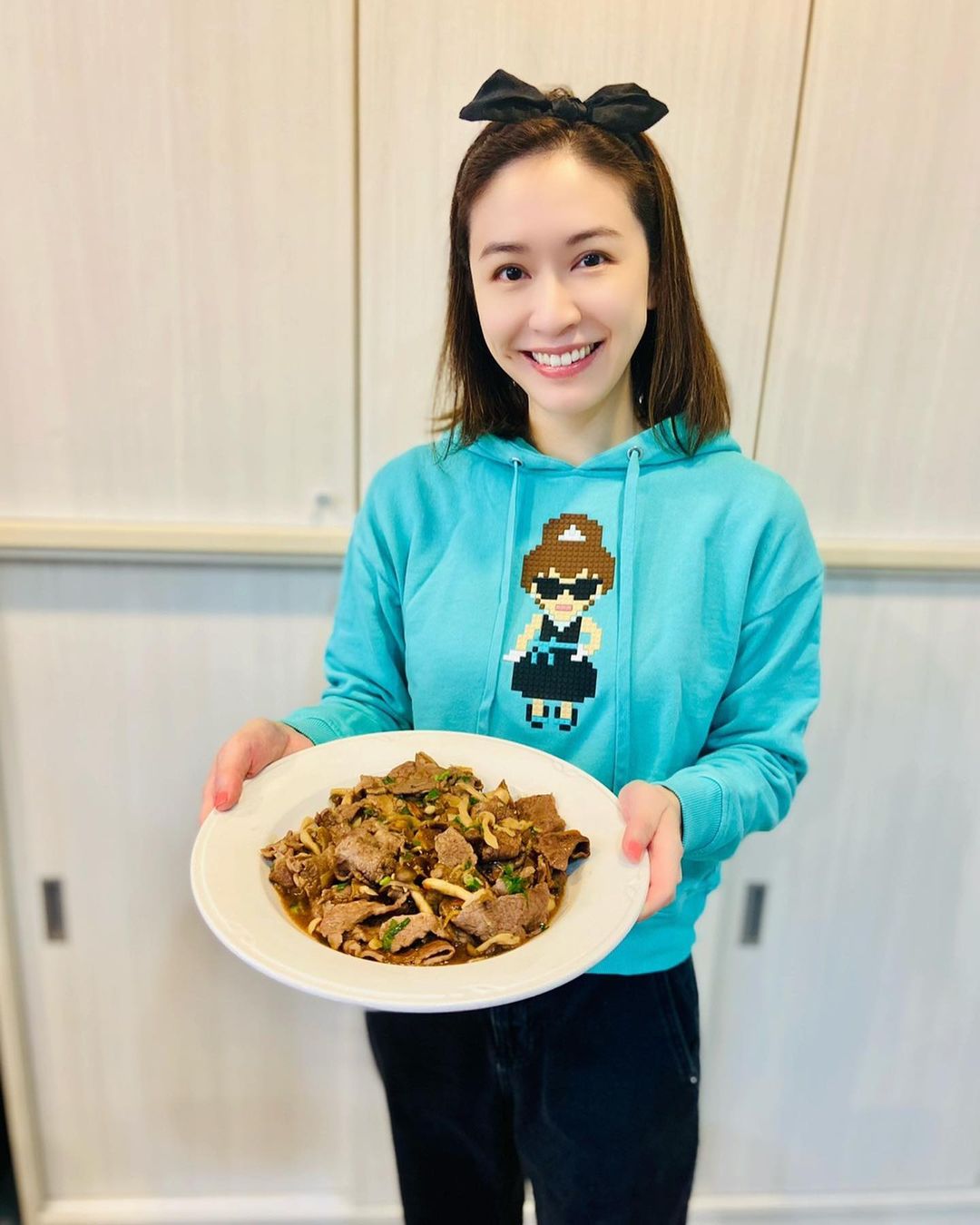 蔡依珊下廚料理了一道「蕈菇炒牛肉」，提醒大家多補充蛋白質及多醣體，增強抵抗力。（翻攝自蔡依珊臉書）