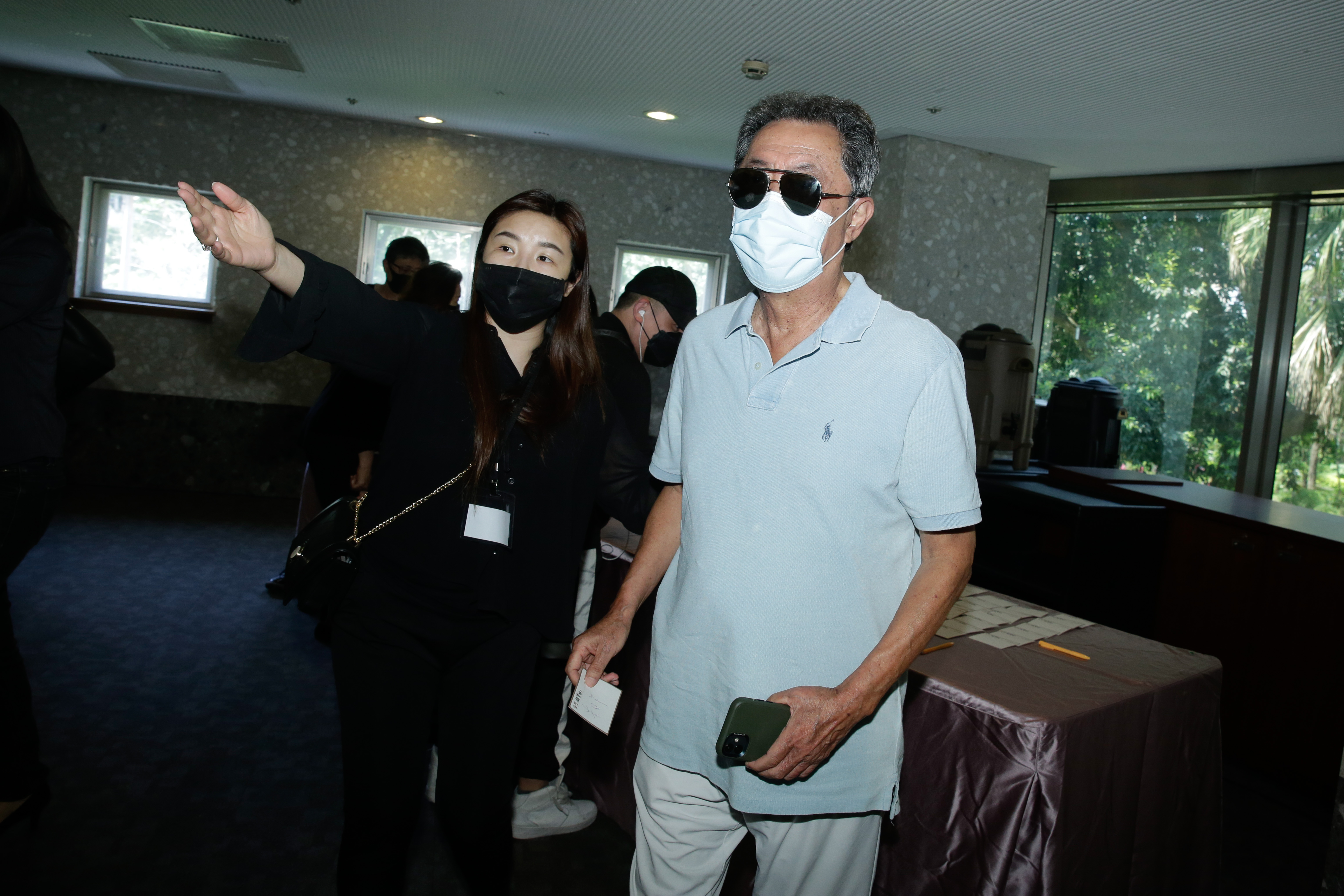 曾與顧寶明合作過2、30部電影的朱延平導演，難忘其在片場帶給大家歡樂的回憶。
