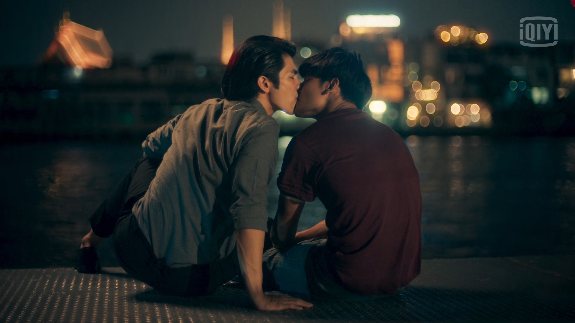 Kinn與Prosche忘情在河邊親吻。（愛奇藝國際站提供）