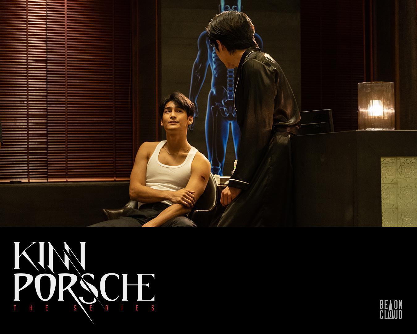 少爺（右）深夜到Porsche（左）房間替他擦藥。（愛奇藝國際站提供）