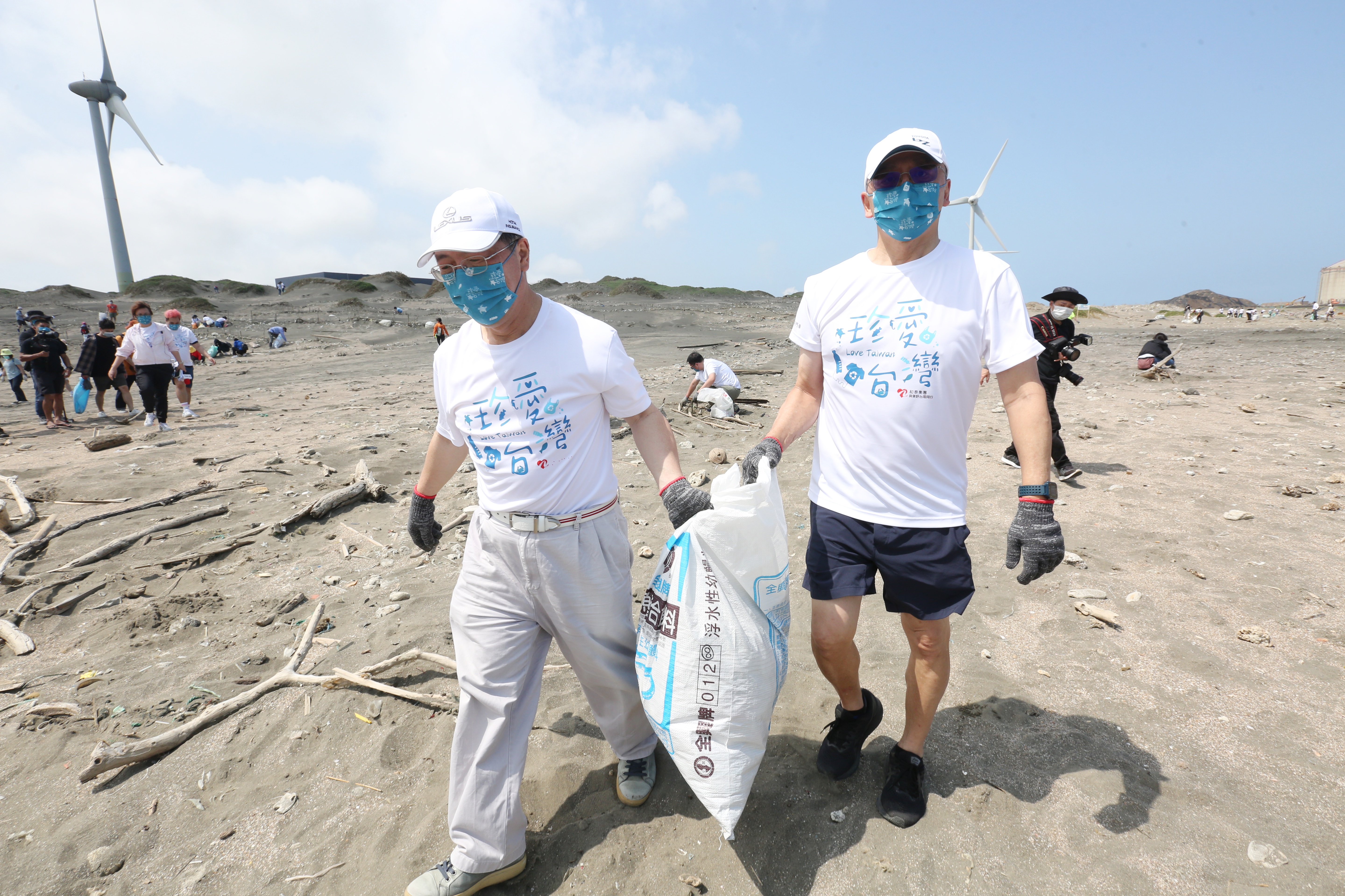 和泰的淨灘活動迄今邁入第4年，和泰汽車總經理蘇純興（右）每年都親身參與。