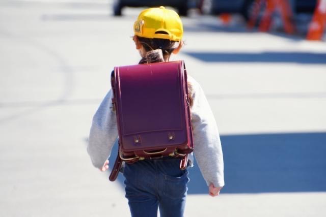一對夫妻離婚後，竟把8歲小孩當人球踢來踢去。（示意圖，photo-ac）