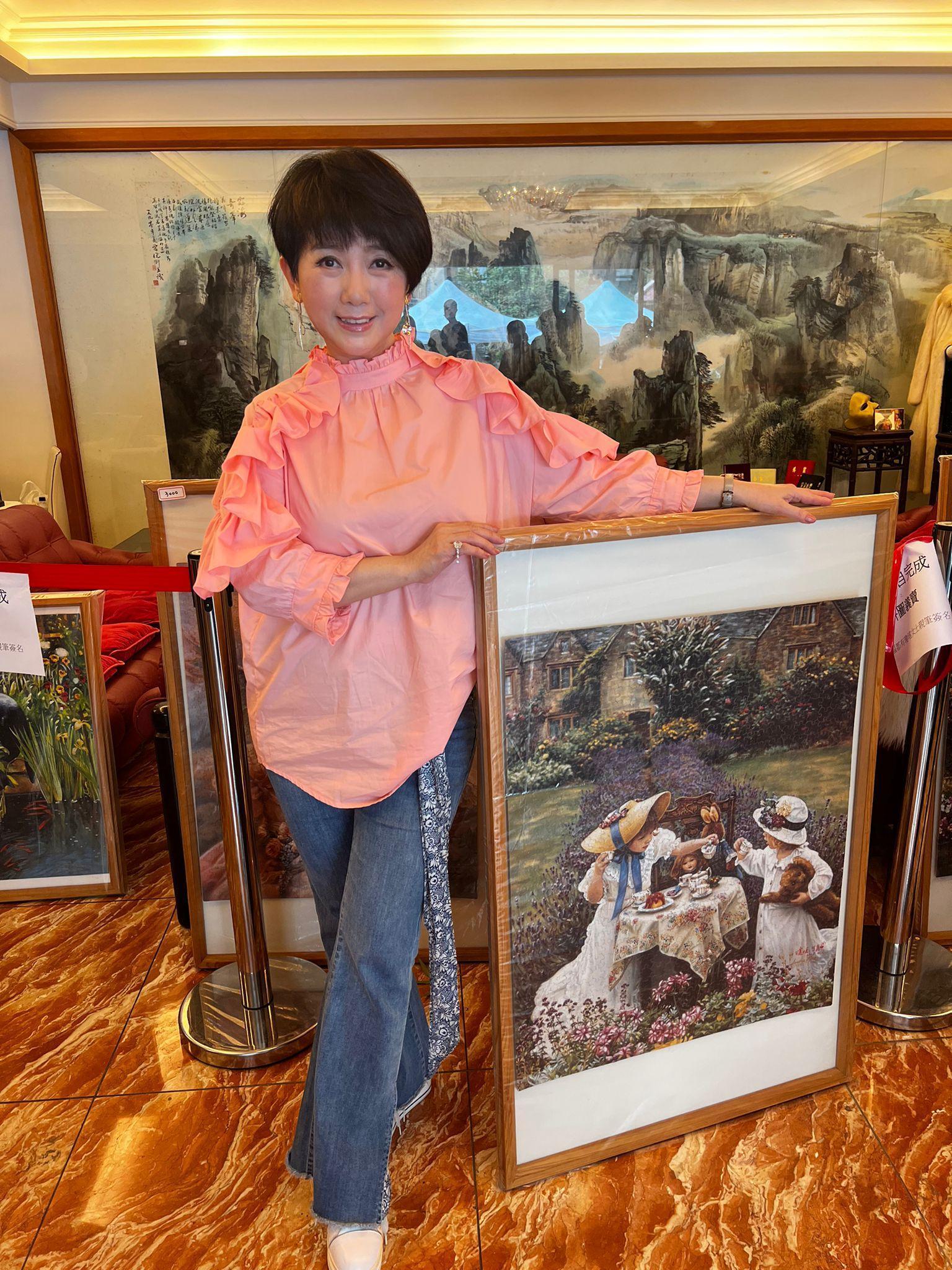 周思潔收藏了瓊瑤的簽名拼圖。(「瓊瑤故事館籌備處」提供)