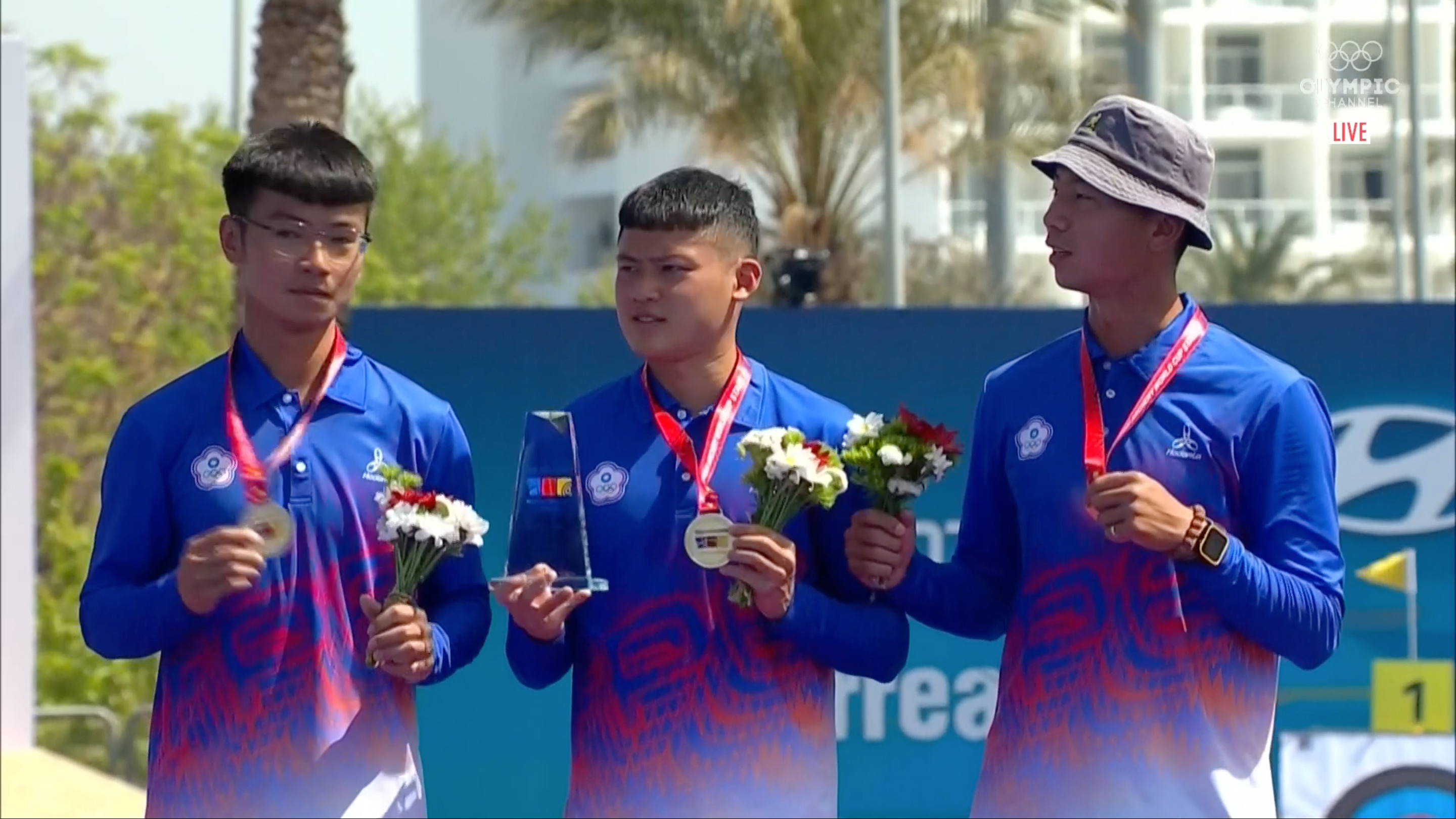 我國男子射箭隊今在土耳其擊敗義大利隊摘下金牌；左起為蘇宇洋、湯智鈞、魏均珩。（翻攝自olympics.com）