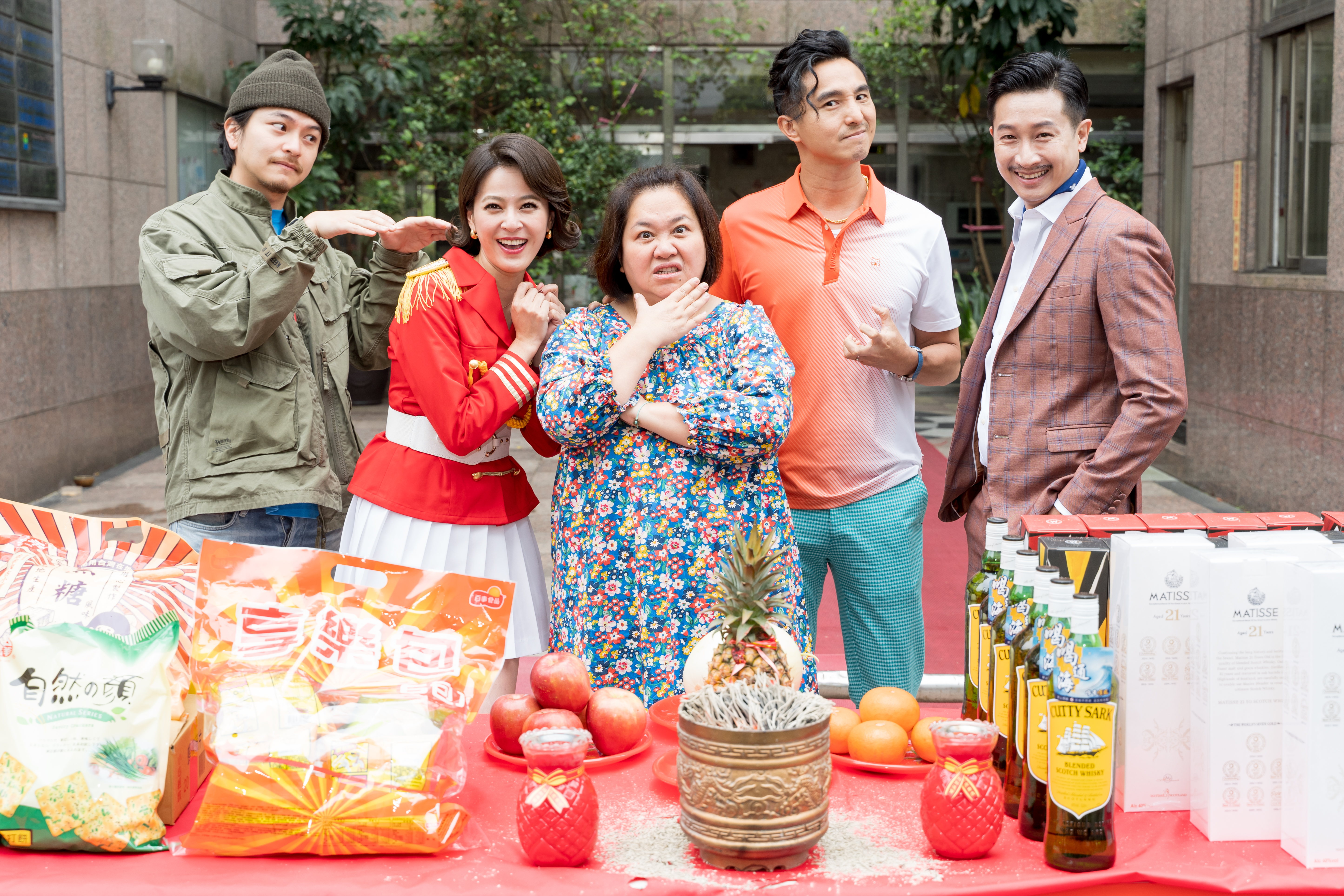 《我的婆婆怎麼把OO搞丟了》17日才開鏡，但因演員楊銘威（左1）、王少偉（右2）確診，劇組暫停拍攝一週。（群之噰傳播、伯樂影業提供）