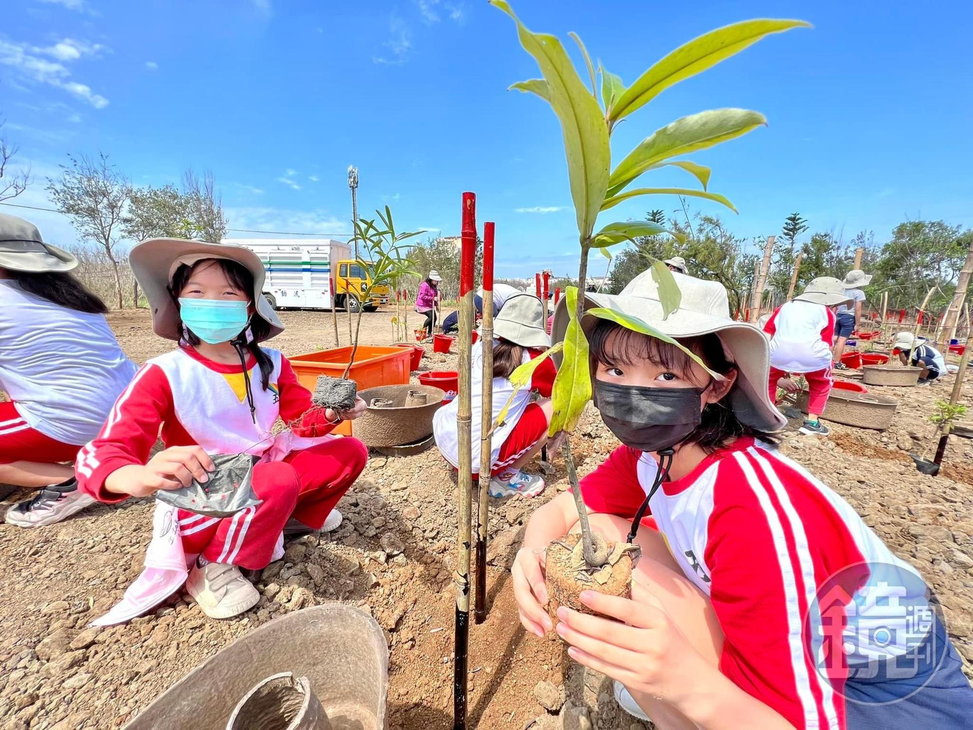 今年地球日主題為「投資我們的星球」，澎湖的小學生們親手植樹，一起為旱地澎湖的綠化努力。