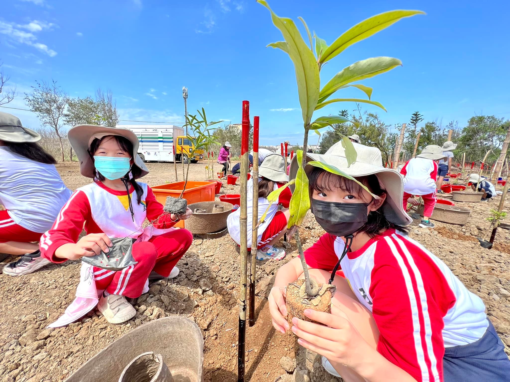 今年地球日主題為「投資我們的星球」，澎湖的小學生們親手植樹，一起為旱地澎湖的綠化努力。