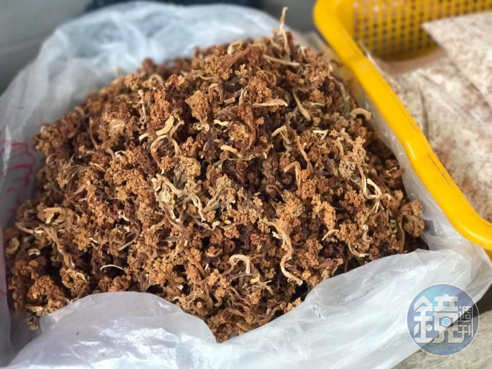 早期澎湖新鮮蔬果不多，在地人會製作花菜干等保存食入菜，成為當地飲食特色。