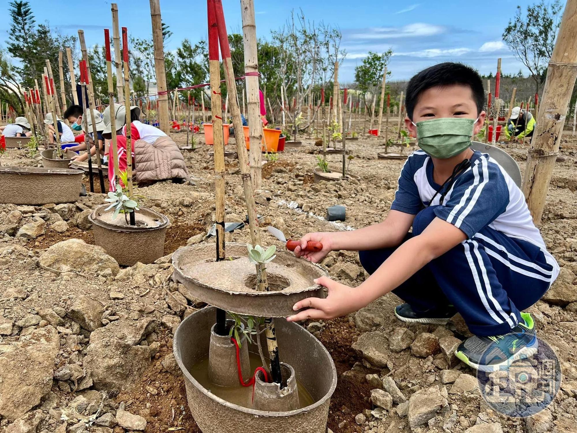 澎湖「五德國小」四年級學生田翊廷親手植樹，他說要經常回來看小樹長大沒。