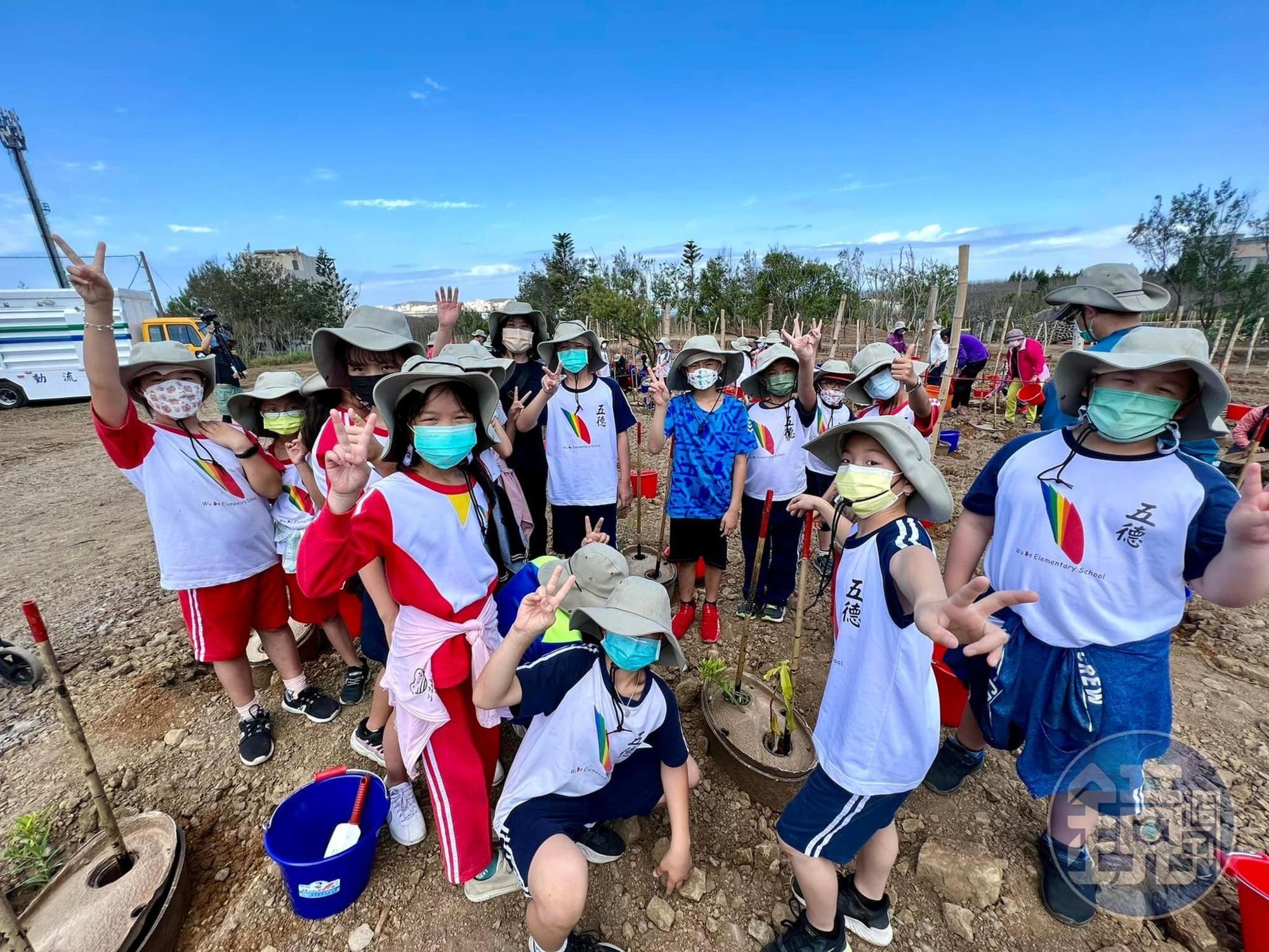慈心基金會、澎湖縣林務公園管理所與和泰汽車赴澎湖造林，並邀請小學生們一起植樹。