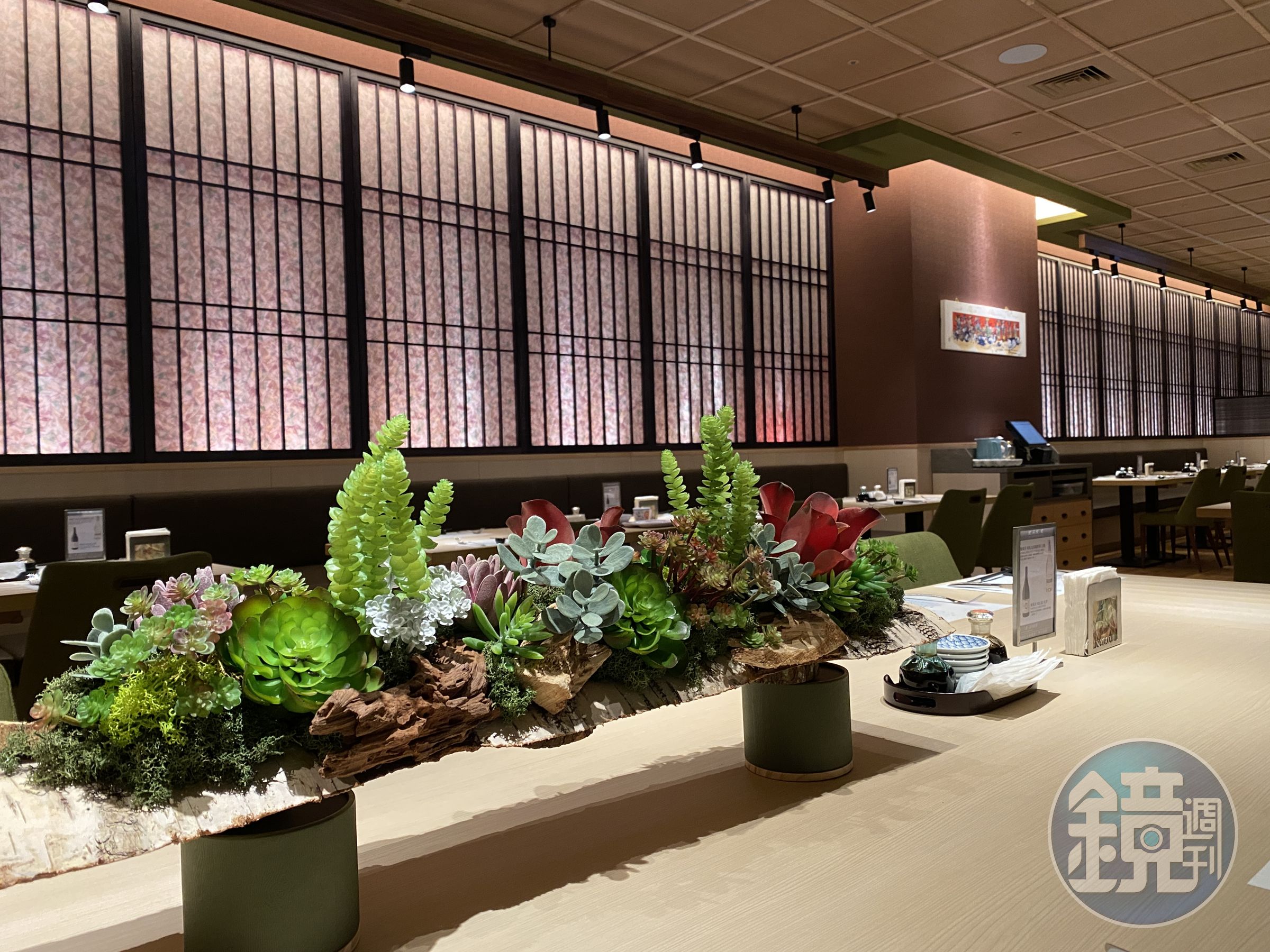 用餐區以木頭、土牆、和紙和原石等打造日式風情。（NAGOMI和食饗宴提供）