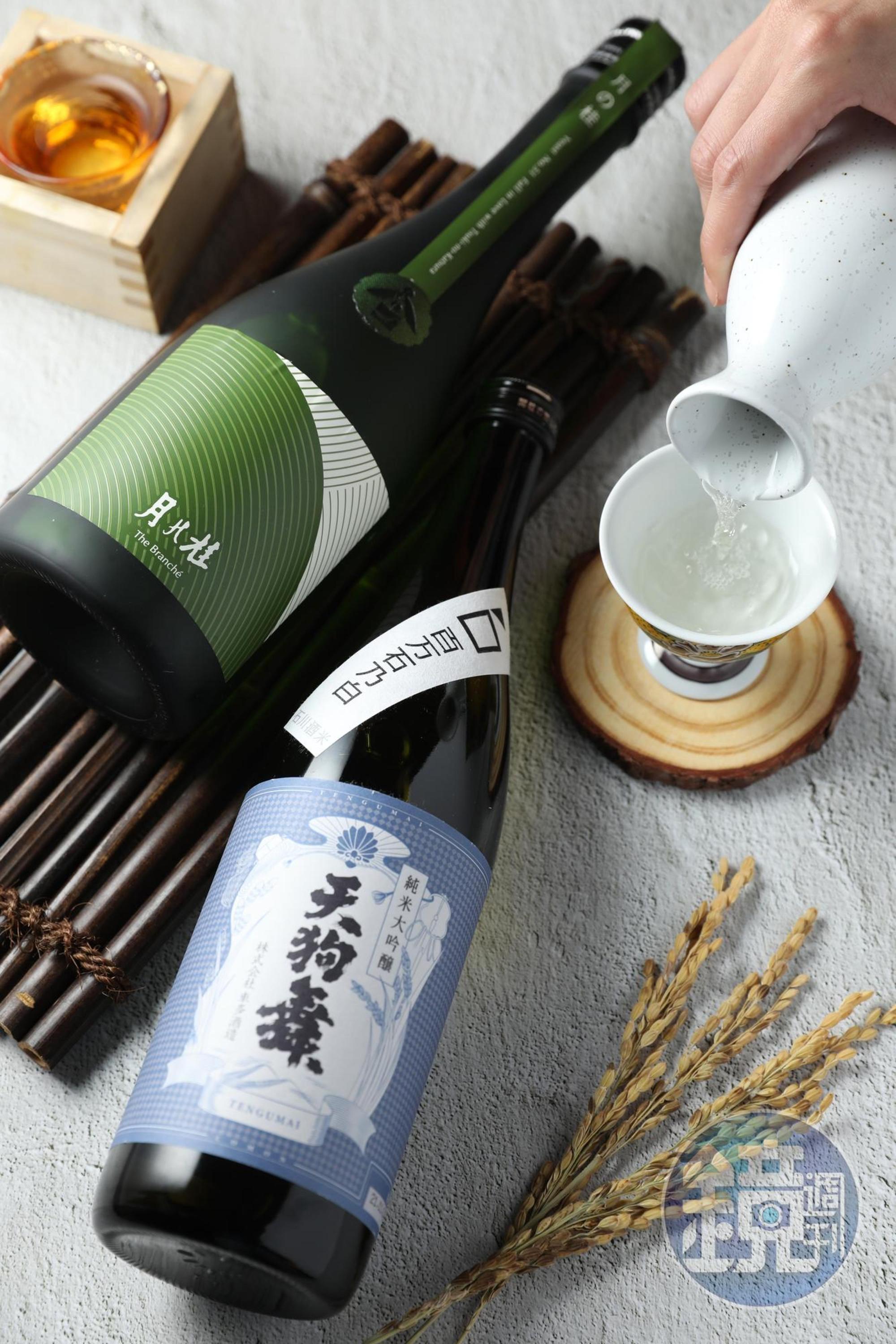 「天狗舞 COMON 純米大吟釀」（前）為「車多酒造」的稀有作品，用酒造好適米「百万石乃白」釀製，礦石氣息清晰。「月之桂The Branche」（後）加入京都當地研發的「京之華」酵母，帶有蘋果香。