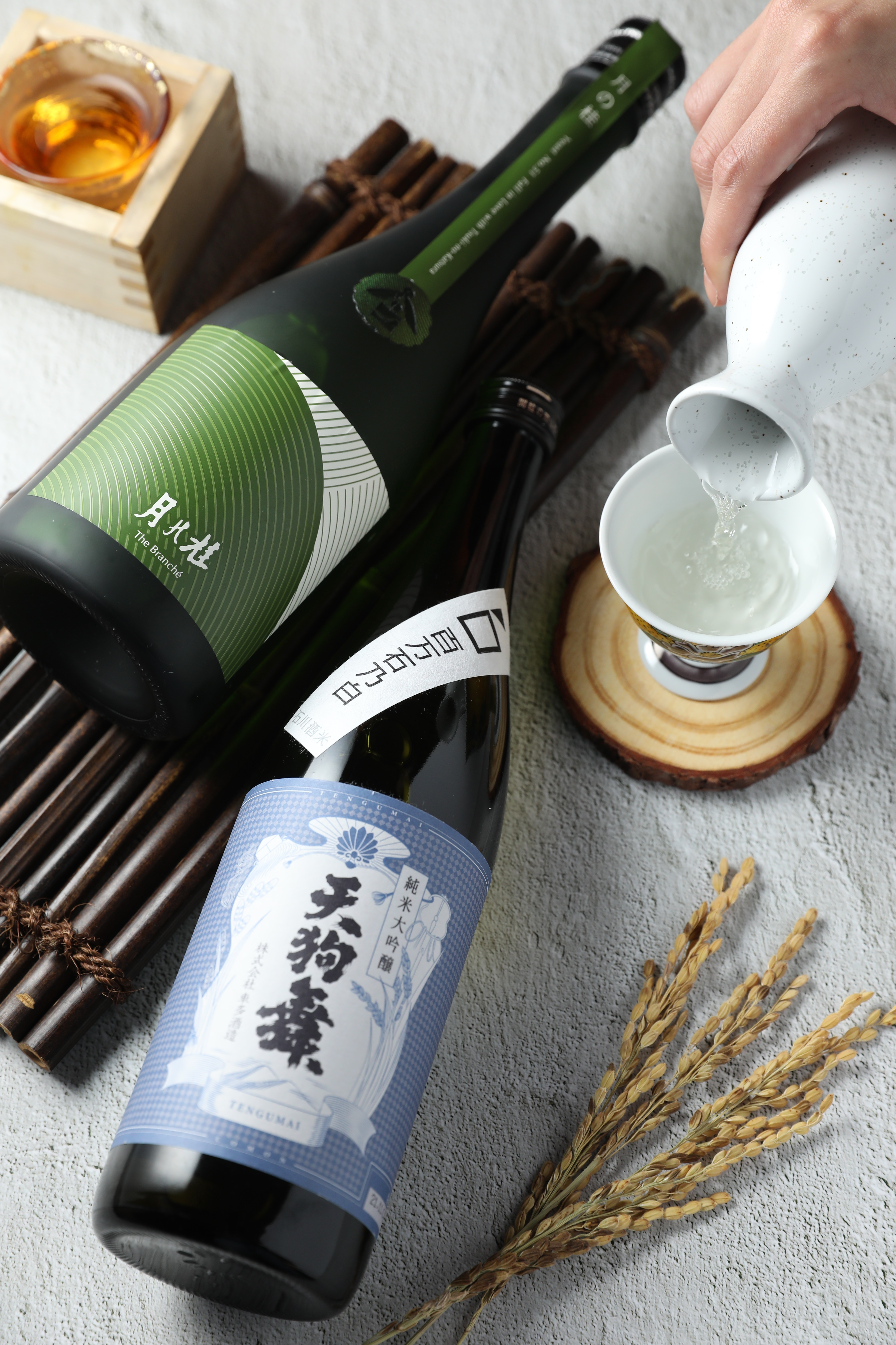 「天狗舞 COMON 純米大吟釀」(前)為「車多酒造」的稀有作品,用酒造好適米「百万石乃白」釀製,礦石氣息清晰。「月之桂The Branche」(後)加入京都當地研發的「京之華」酵母,帶有蘋果香。