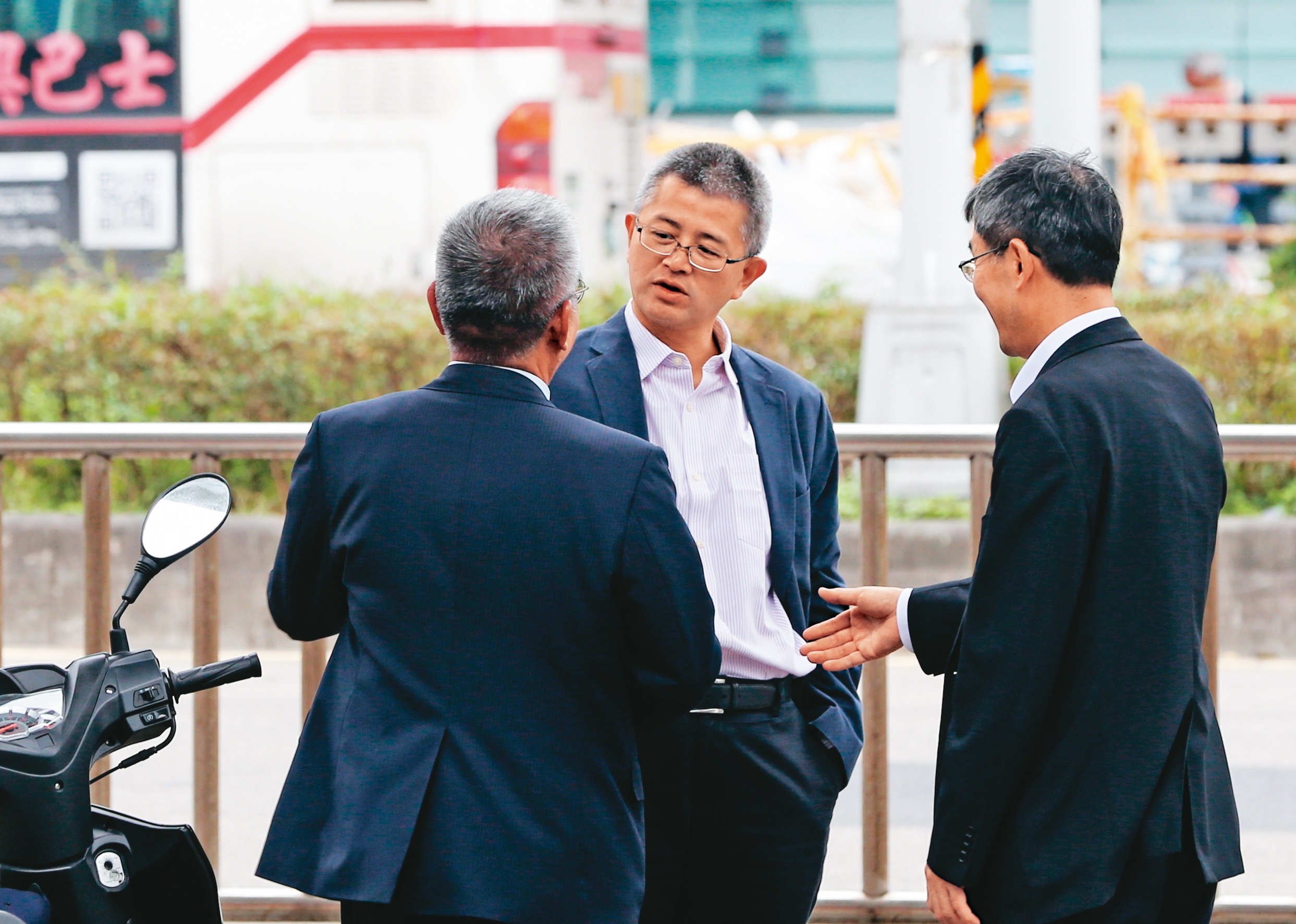 新光金大股東洪士琪（中）3月底就在董事會上提議成立合併案工作小組。