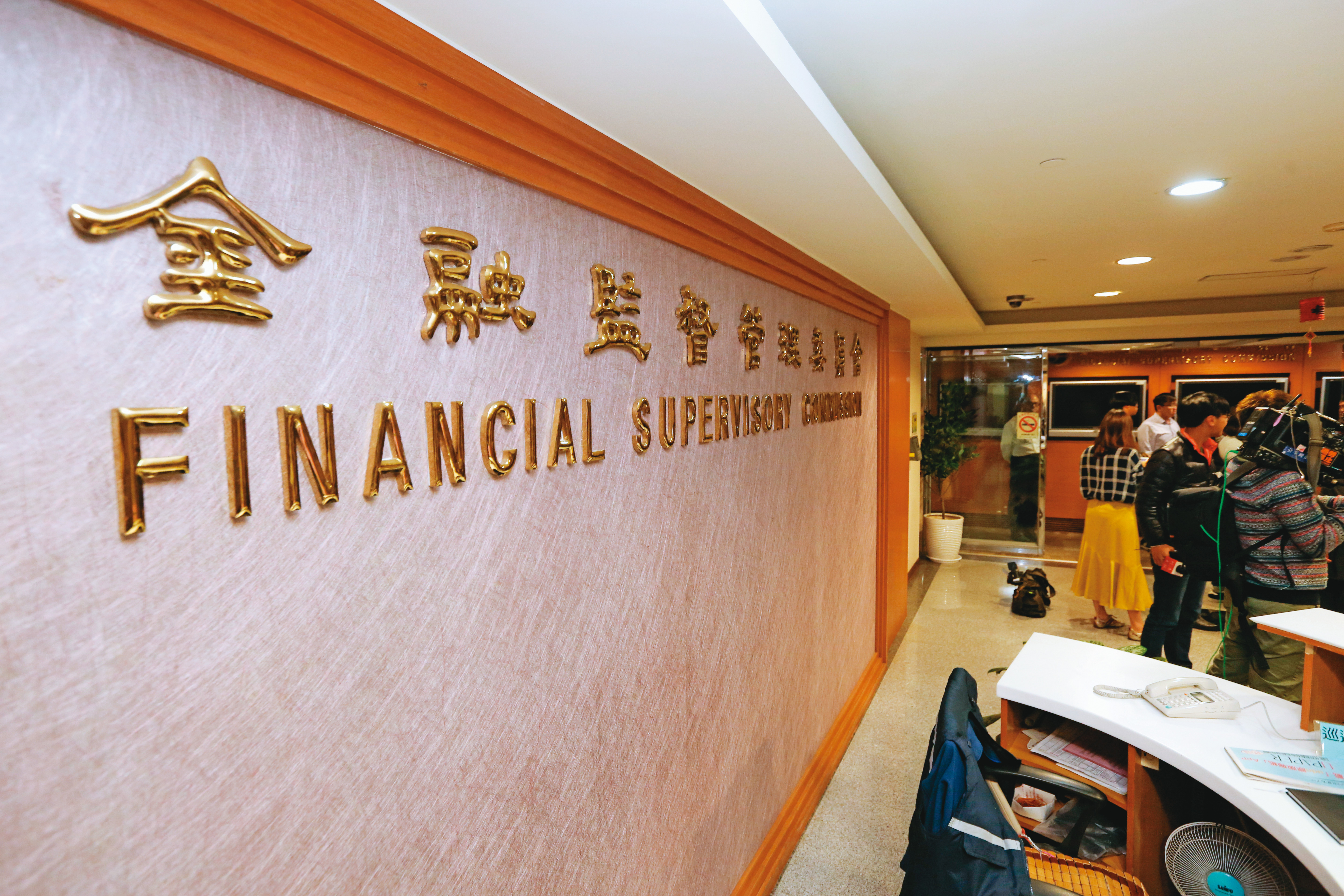 吳東進扮演影武者操控新光金，讓金管會不滿重懲。