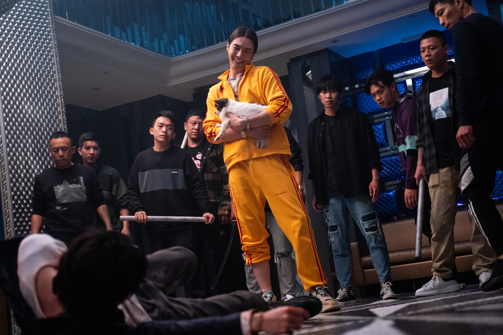 謝佳見在《售命》裡穿一套鮮艷的黃色運動服，是導演鄧仲謀不經意向偶像致意的安排。 （威視電影提供）