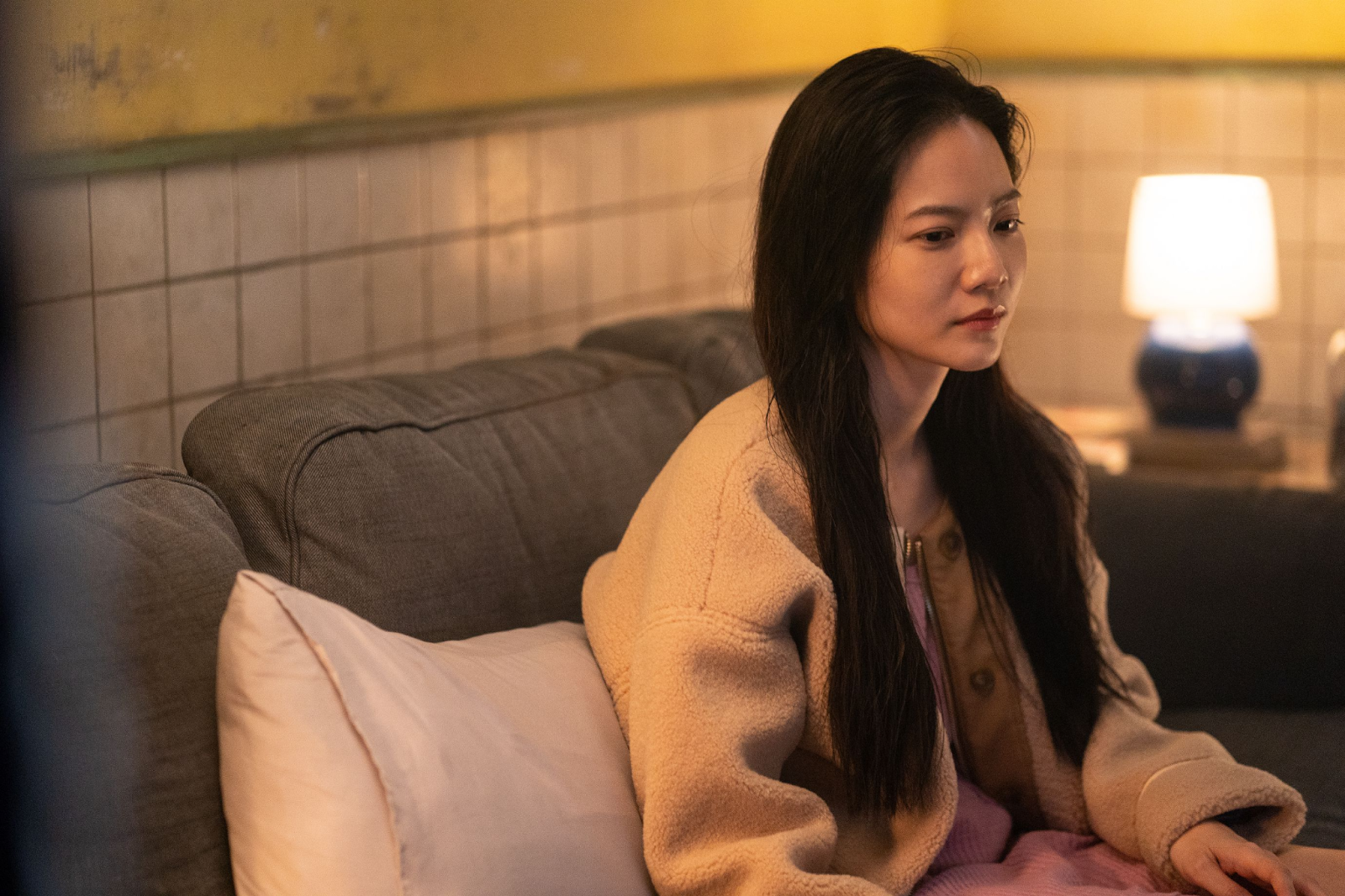 鄧仲謀認為曾之喬有內涵、風趣，她在片中飾演酒店小姐。（威視電影提供）