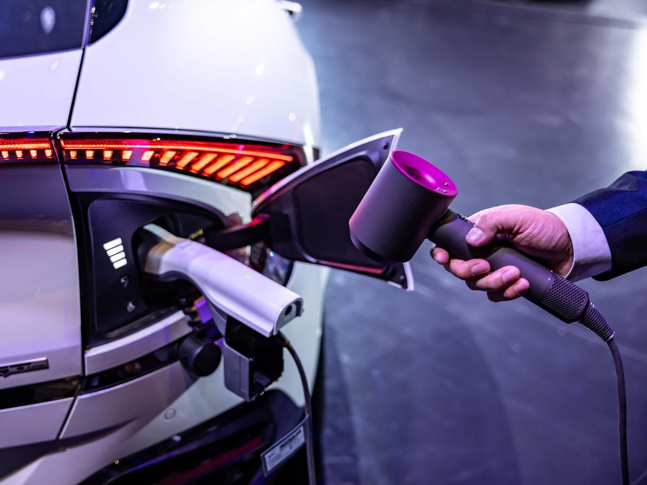 支援V2L車外電器電源分享，外部單向放電功能提供1.8千瓦的電能，讓The Kia EV6化身為隨身可用的行動電源。