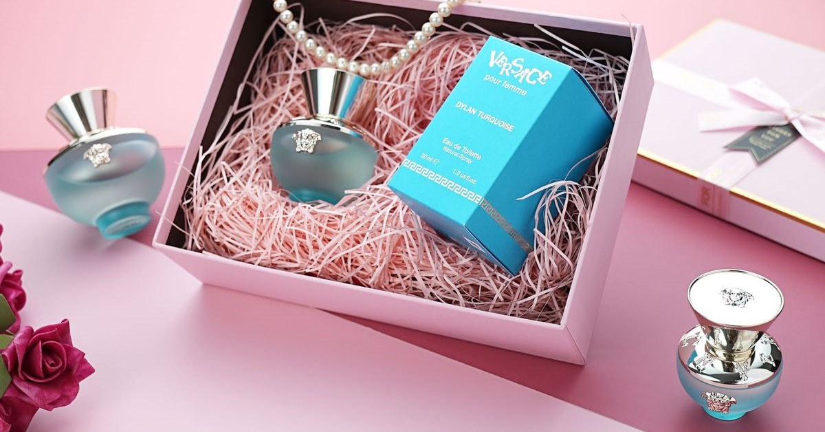 「VERSACE凡賽斯狄倫淡藍女性淡香水」擁有絕美的霧面淡藍瓶身，光看就有沁涼消暑的好心情！