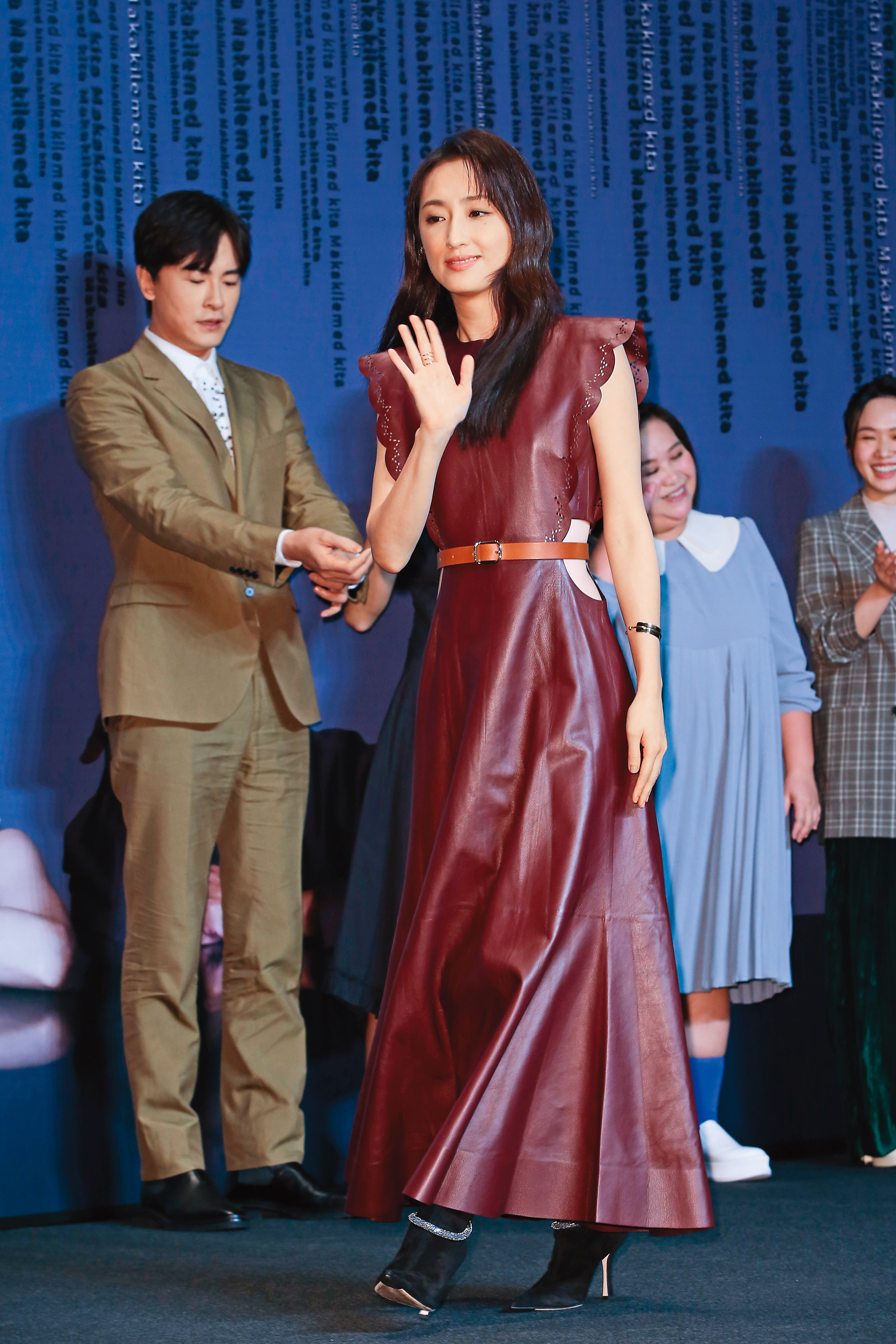 柯佳嬿去年在《無神之地不下雨》與鄭元暢（左）飾演雲之神和風之神。