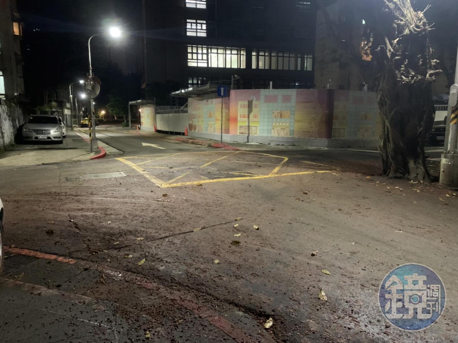新生南路1段97巷住了不少政商名人,附近有工地施工,因巷口泥濘,至少連害2騎士摔車。(讀者提供)