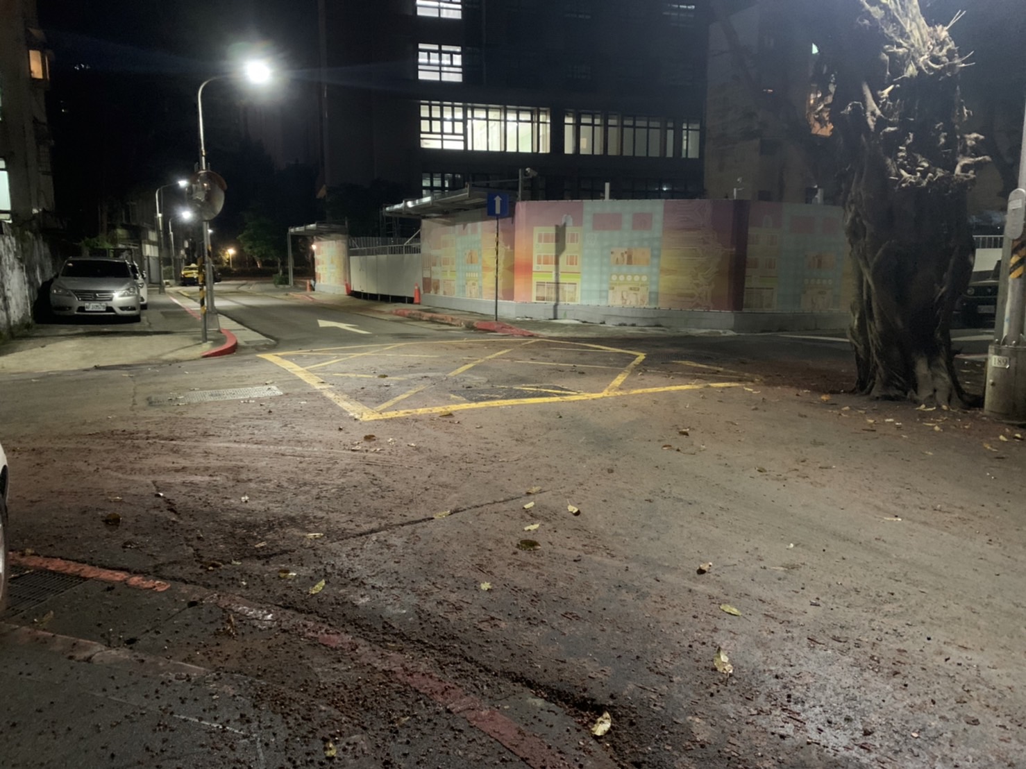 新生南路1段97巷住了不少政商名人，附近有工地施工，因巷口泥濘，至少連害2騎士摔車。（讀者提供）