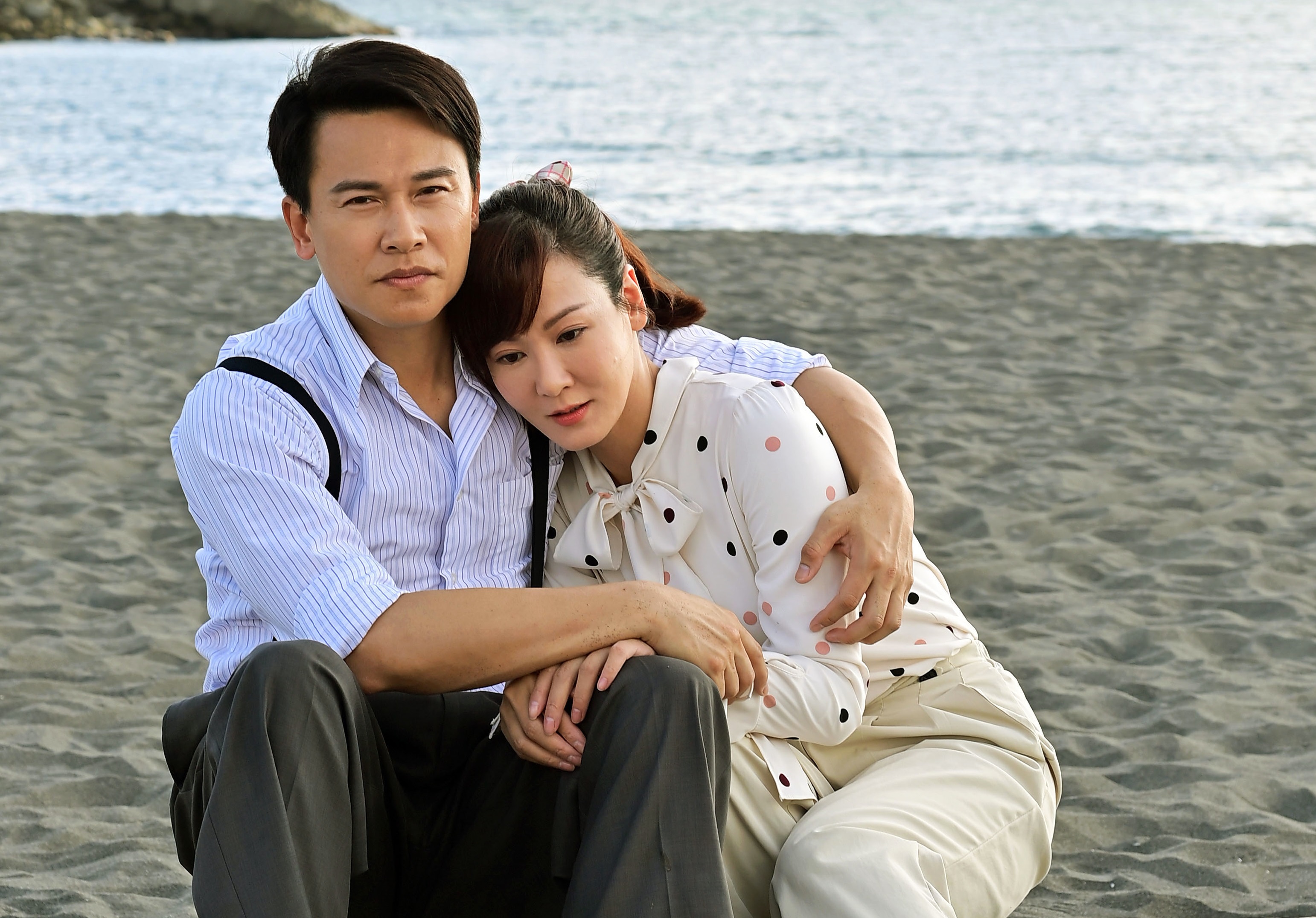 在《美麗人生》中邱琦雯和王振復飾演貧苦夫妻。（台視提供）