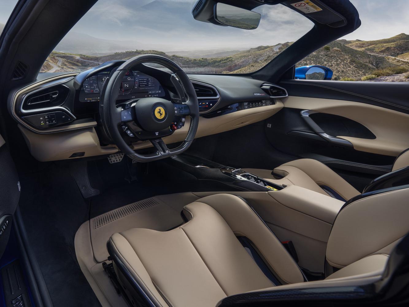 Ferrari 296 GTS的座艙將功能性設計配備的純粹感提升到全新高度。當引擎關閉時，座艙內的儀錶板就會呈現關閉狀態，營造極簡主義的視覺效果。
