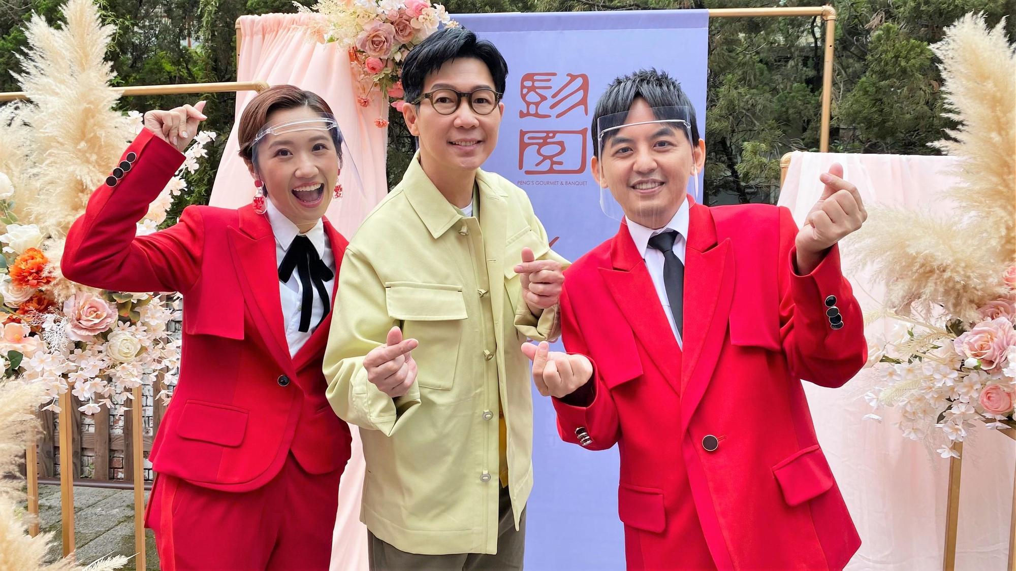 品冠受邀上《婚禮歌手》獻唱,與黃子佼、Lulu合影。(東森提供)