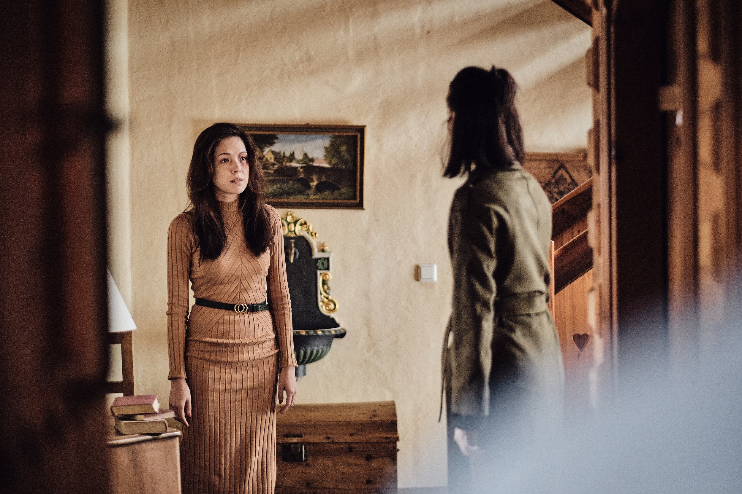 許瑋甯（左）在《詭棋》飾演一位遭到家暴婦女，眼睛很明顯有著遭毆的瘀痕。（華映提供）