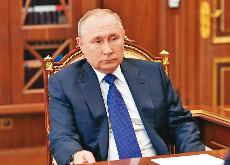 美國總統拜登曾將普丁（圖）稱為戰犯，近日他更用極為嚴重的「種族滅絕」這個詞來形容普丁在烏克蘭的作為。（翻攝自@KremlinRussia_E推特）