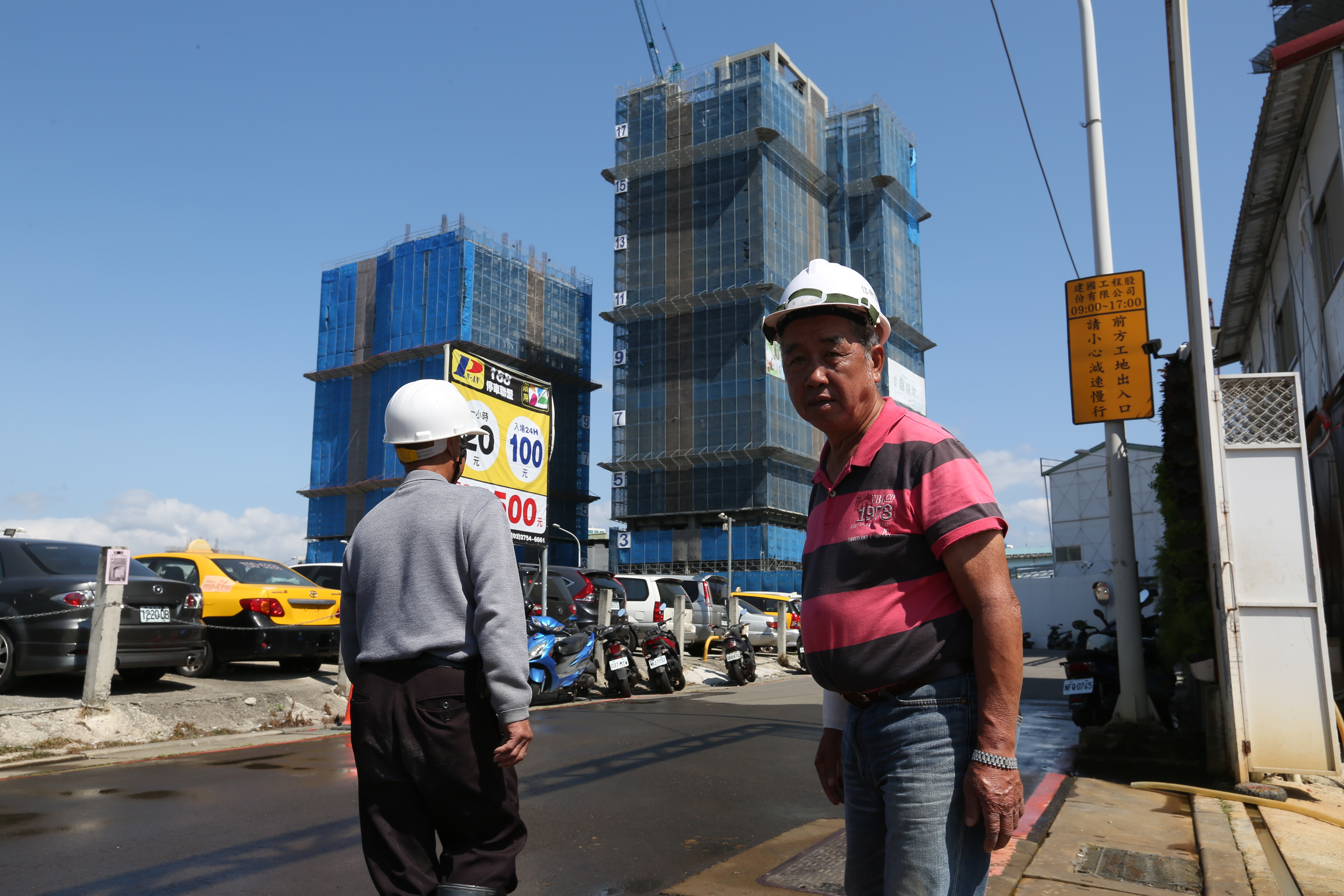 台經院調查製造業、營建業看壞未來半年市況，餐旅服務業期待解封商機，景氣分數回升。