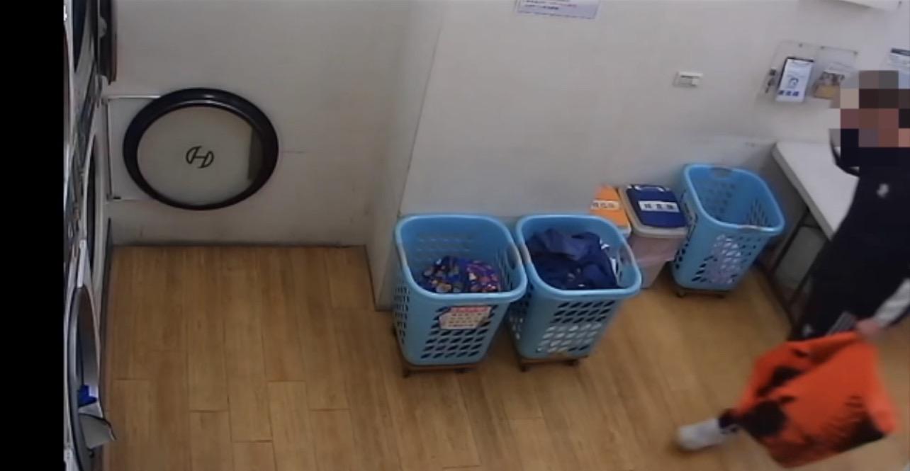 黃男進入自助洗衣店內，發現洗衣籃中（右）已有黃女衣物。（翻攝畫面）